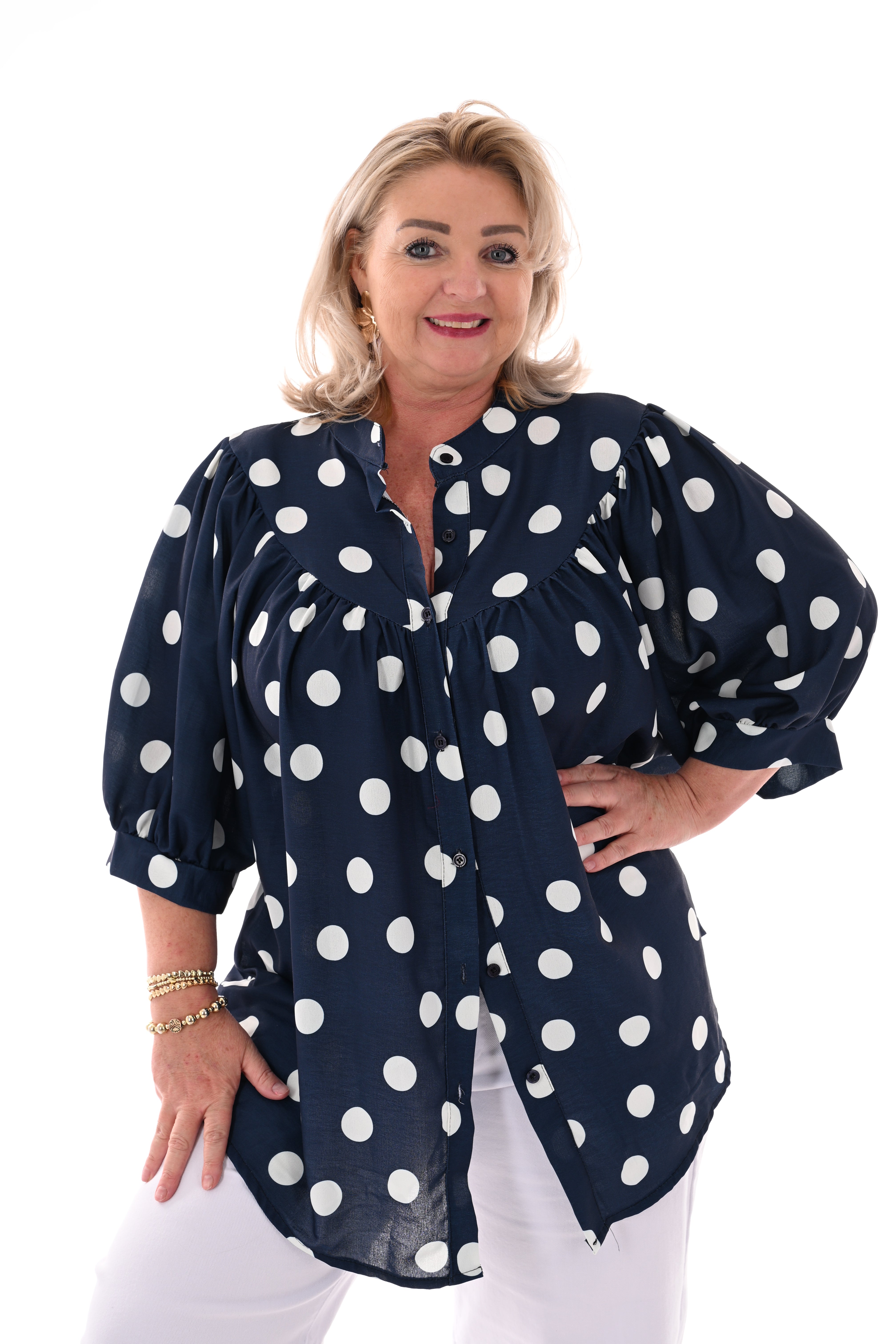 Doorknoop blouse pofmouwen grote dots marineblauw