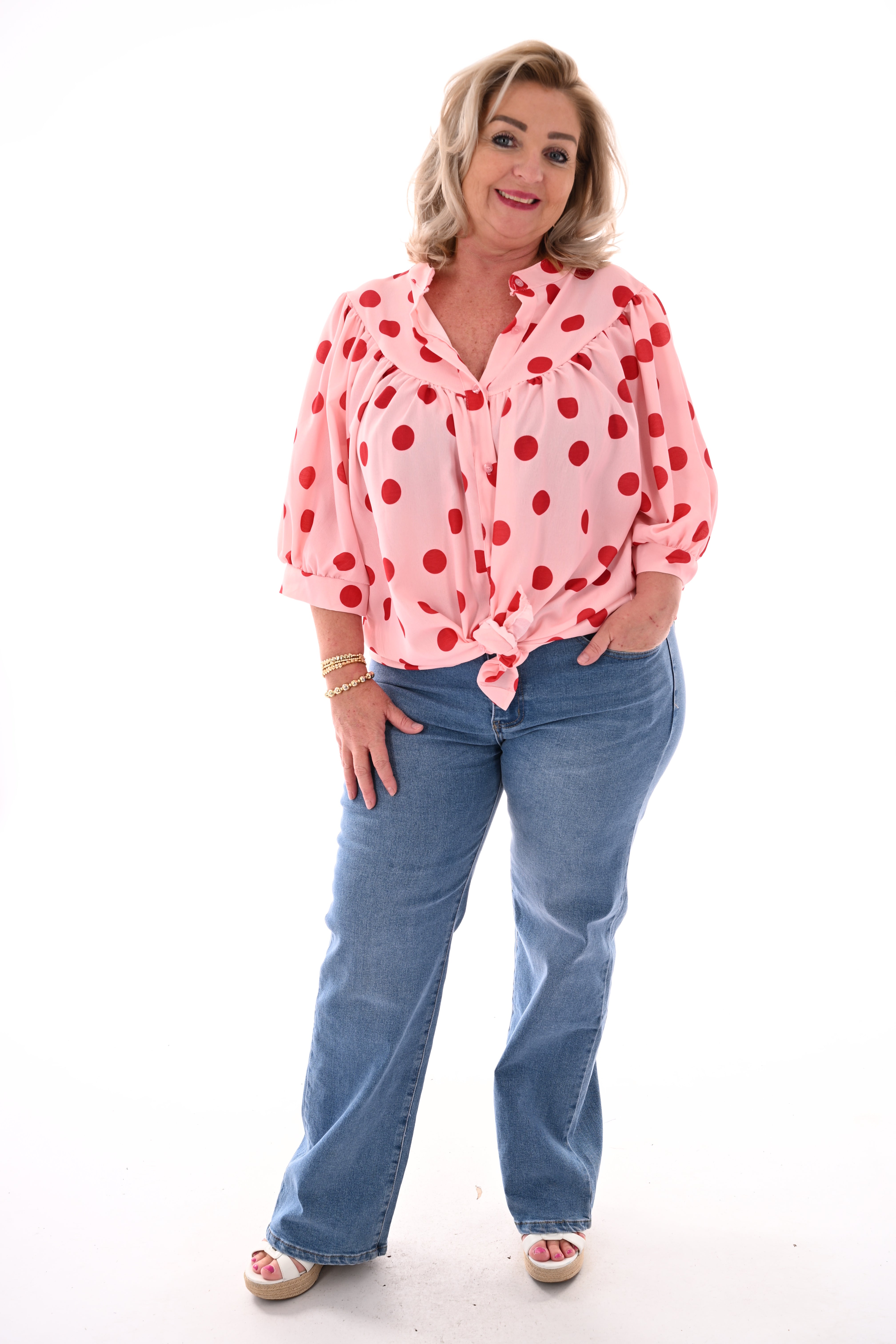 Doorknoop blouse pofmouwen grote dots lichtroze