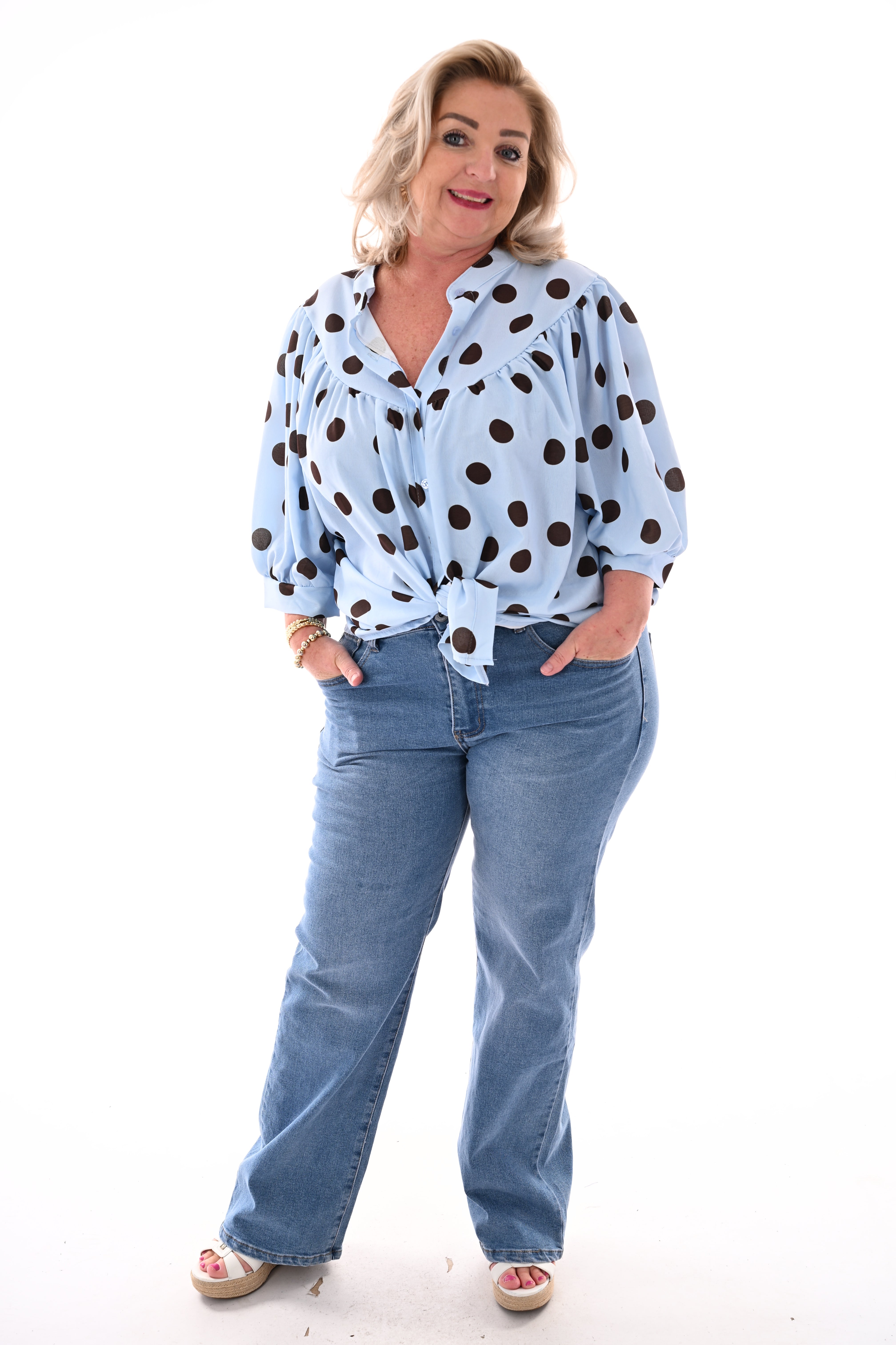 Doorknoop blouse pofmouwen grote dots lichtblauw