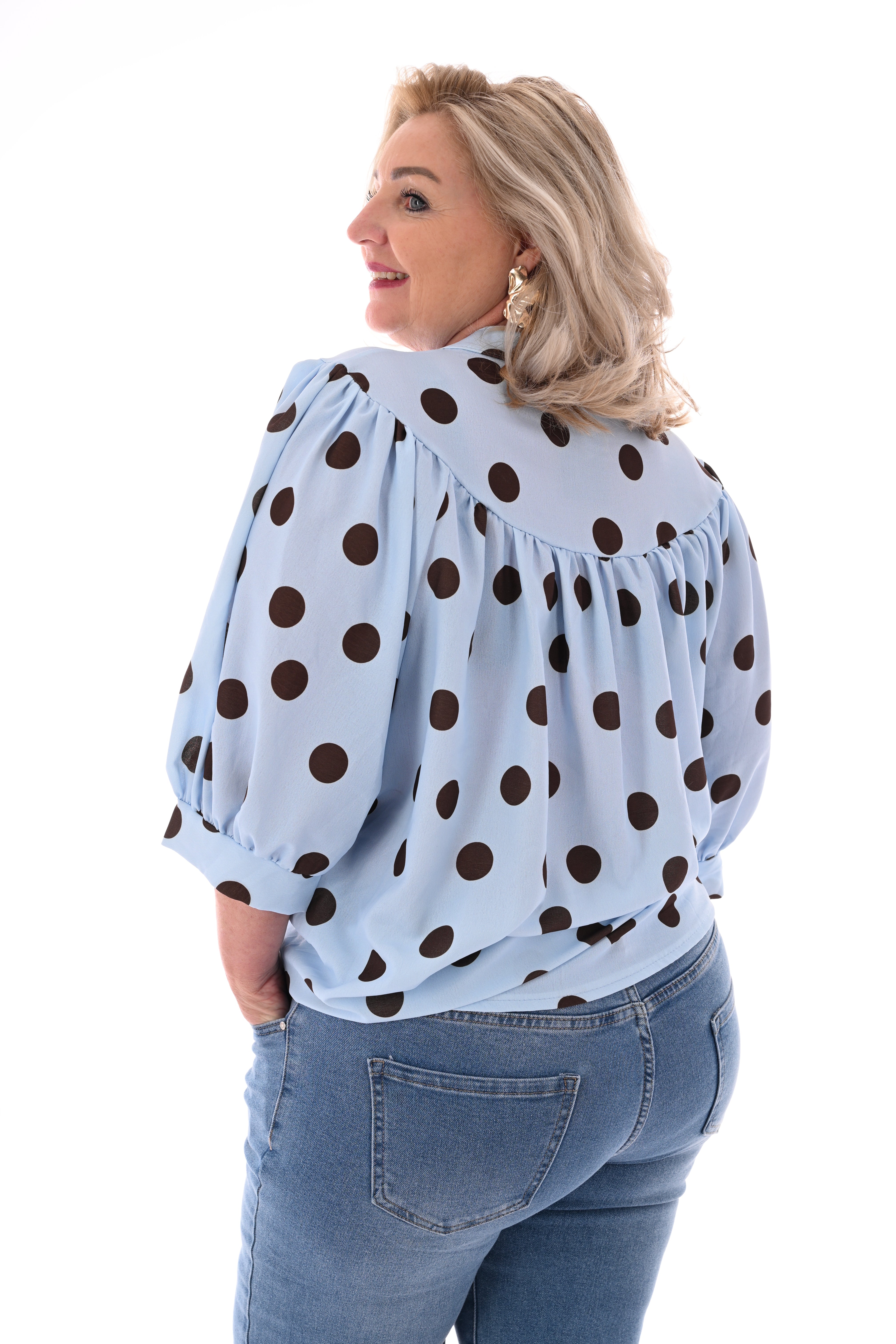 Doorknoop blouse pofmouwen grote dots lichtblauw