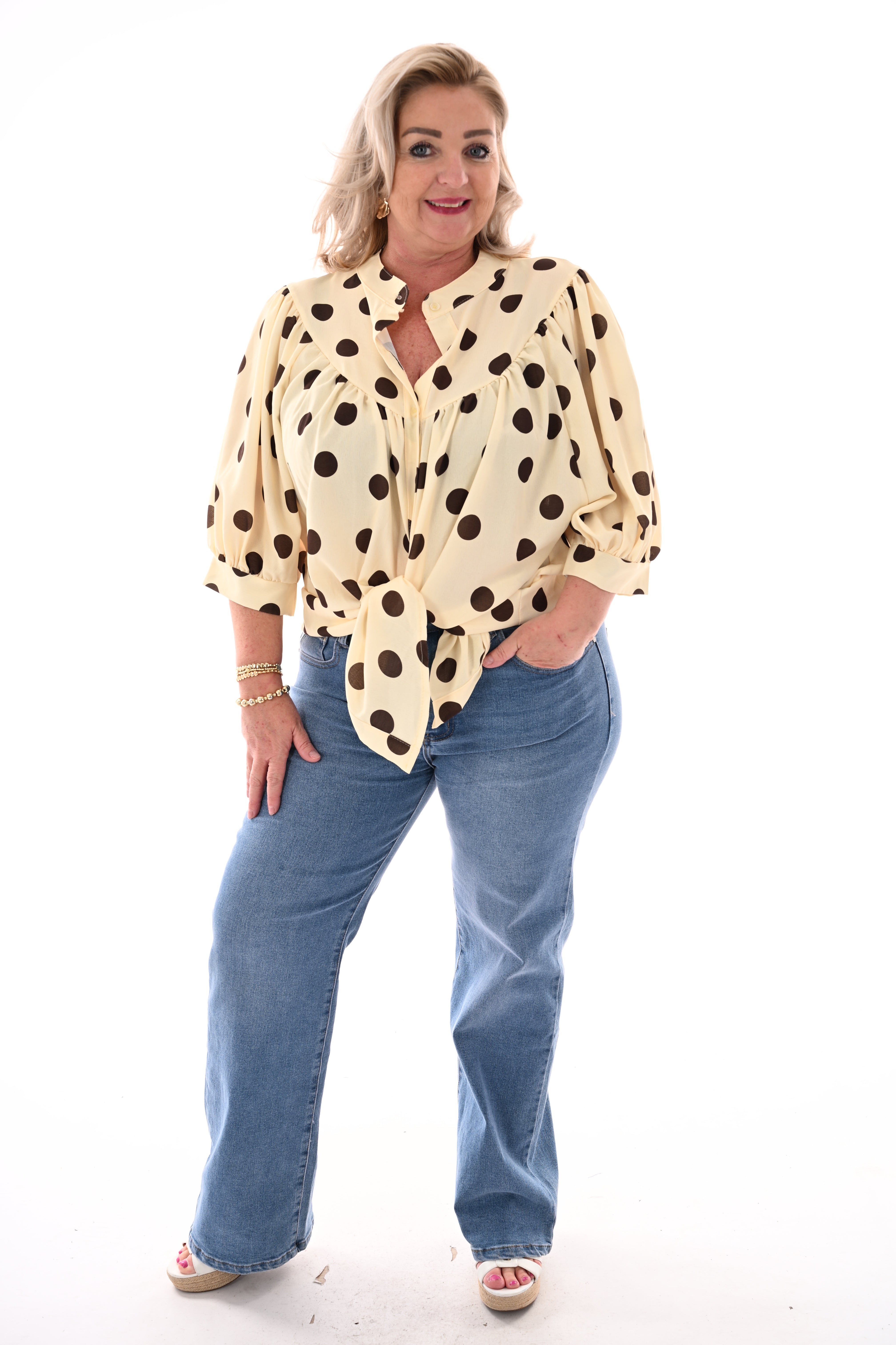 Doorknoop blouse pofmouwen grote dots lichtgeel