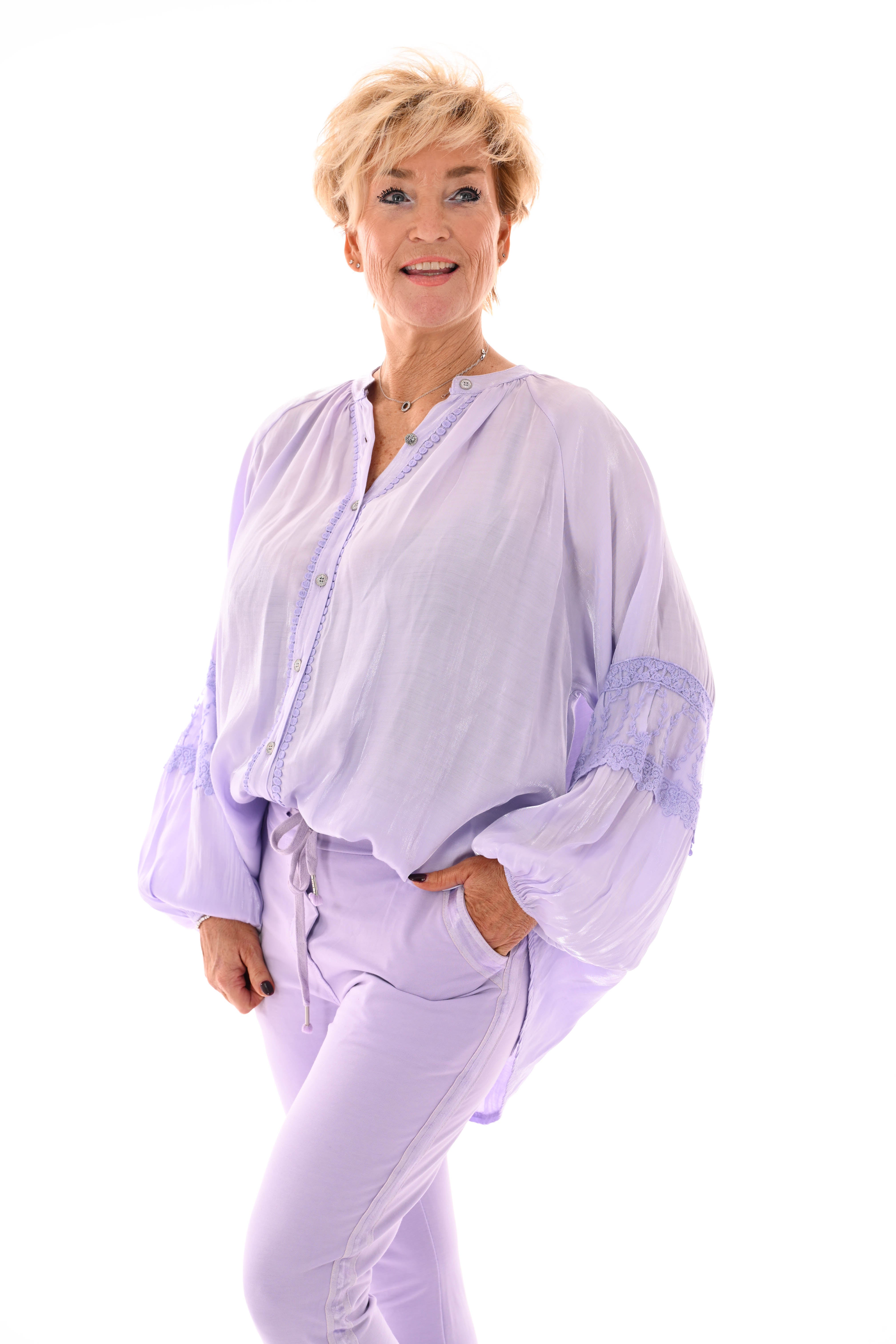 Silky blouse doorknoop met borduur details lila
