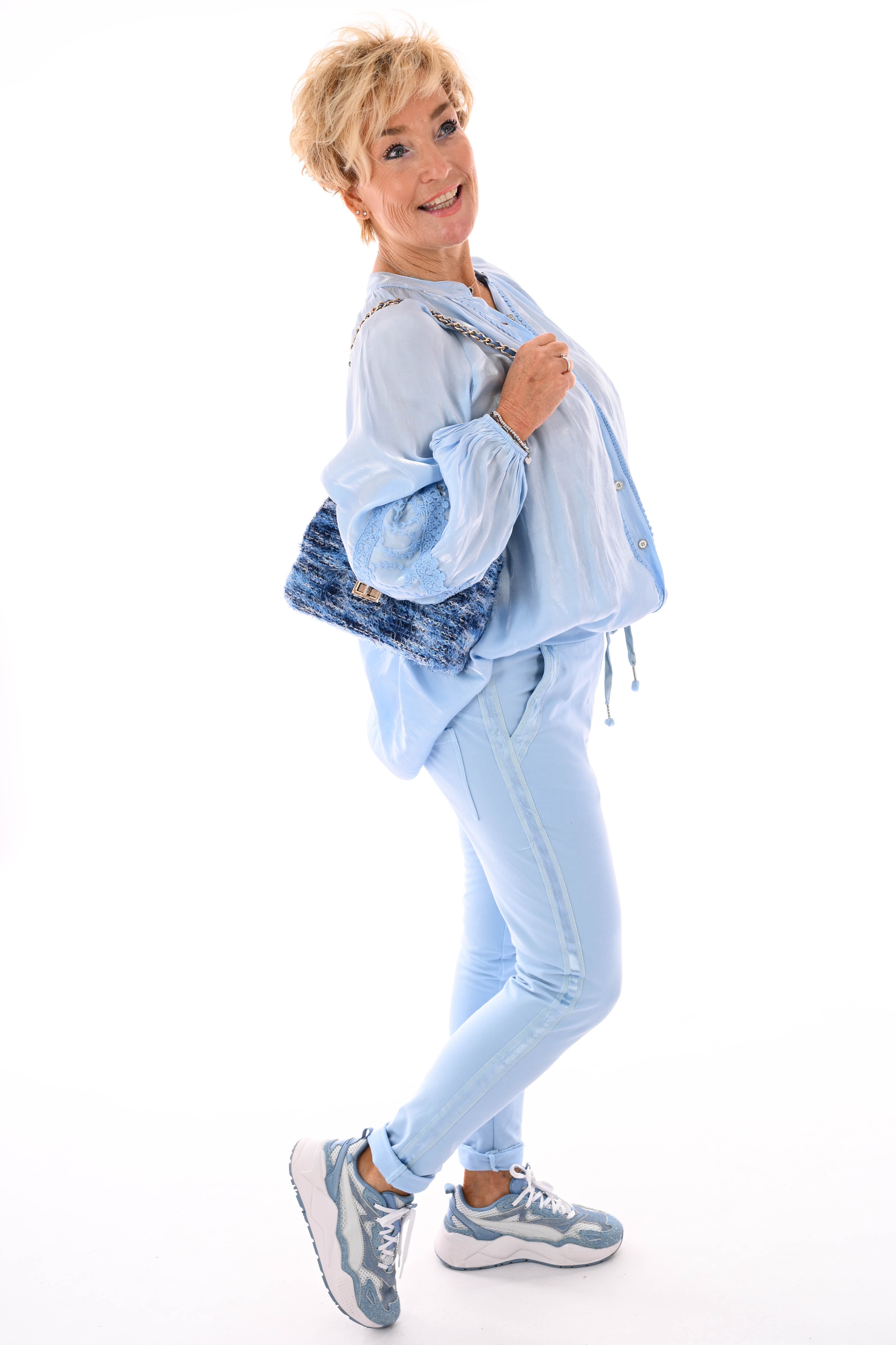 Silky blouse doorknoop met borduur details lichtblauw