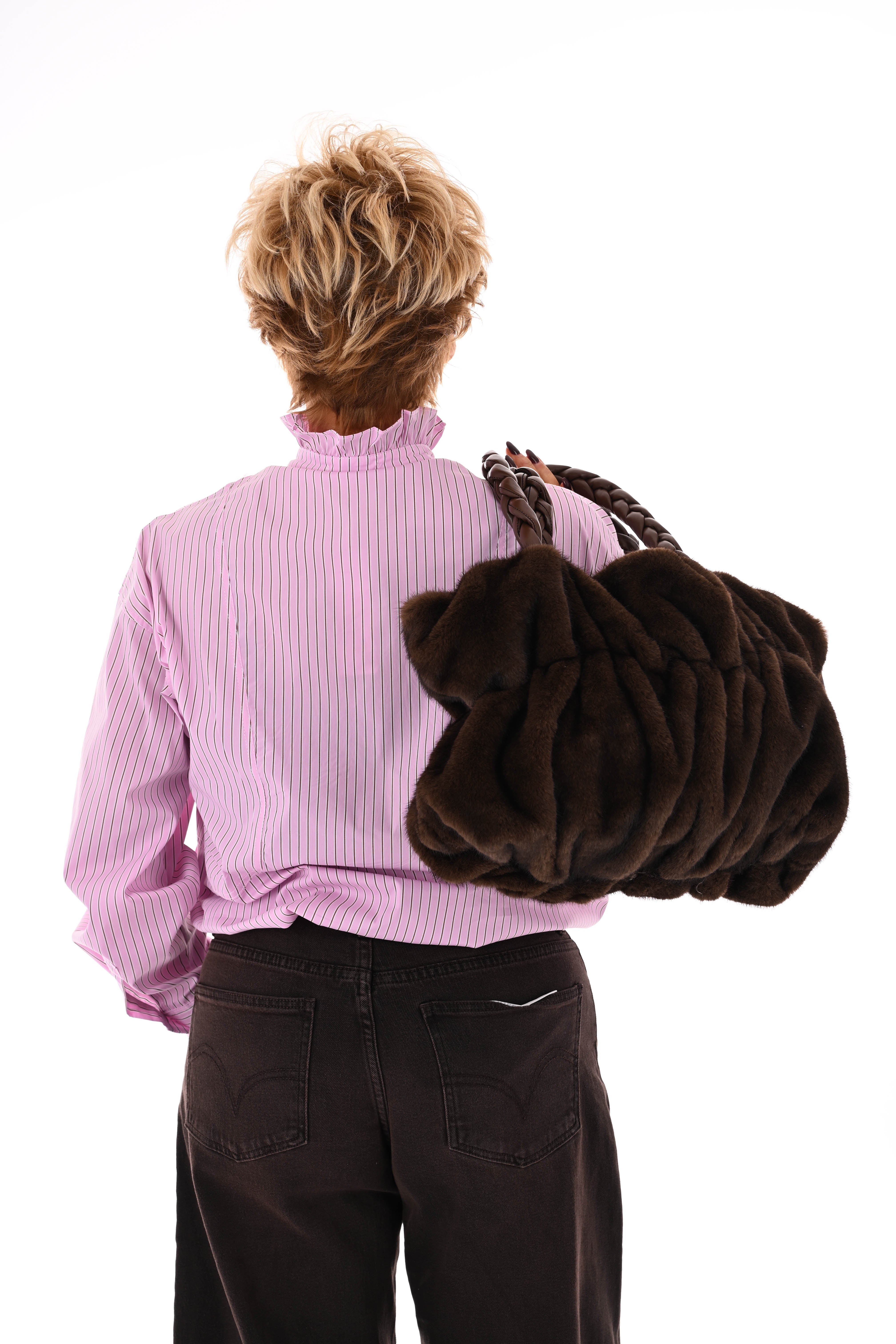 Blouse fijne streepjes roezelkraag lichtroze