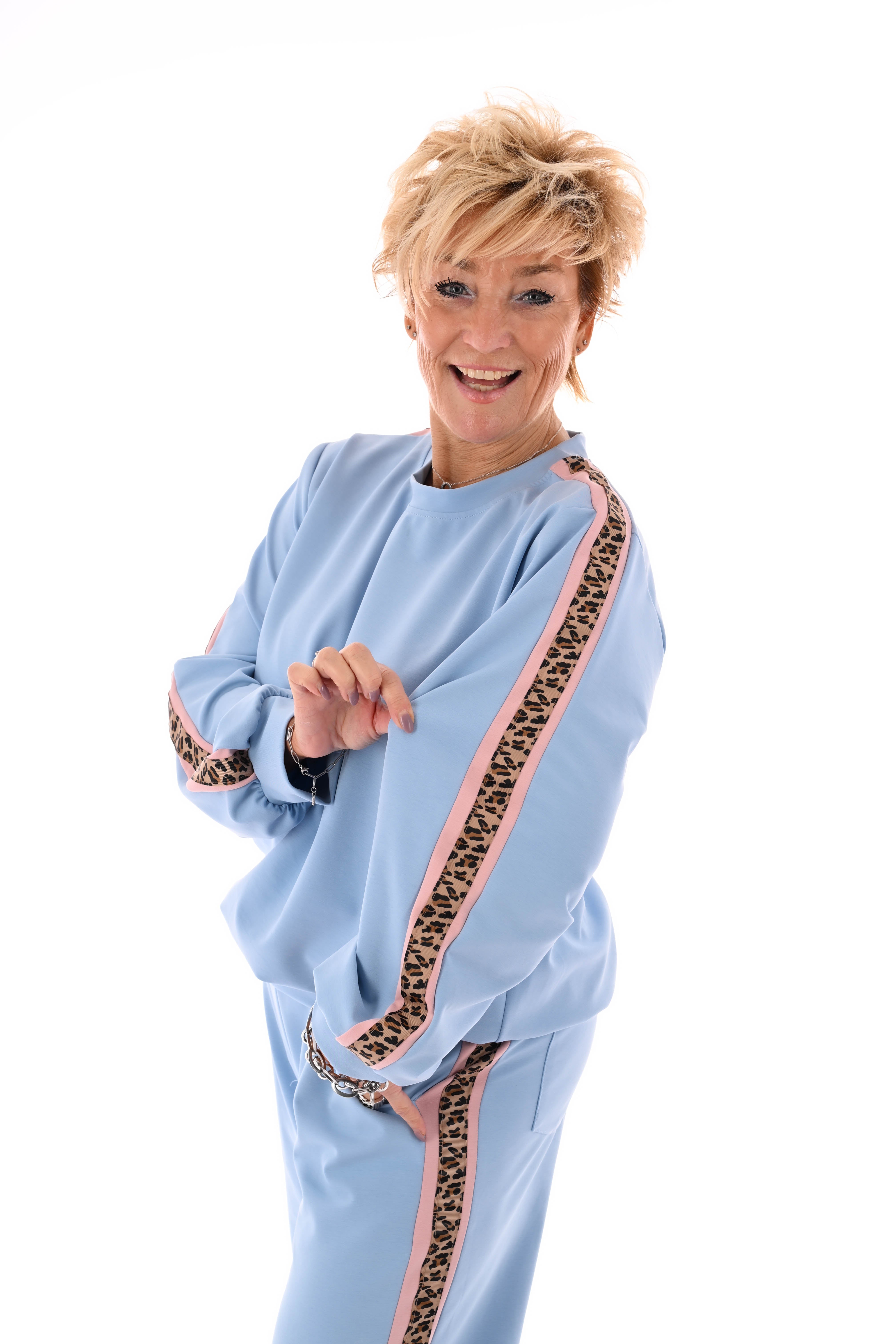 Tweedelig pak met panterbies lichtblauw