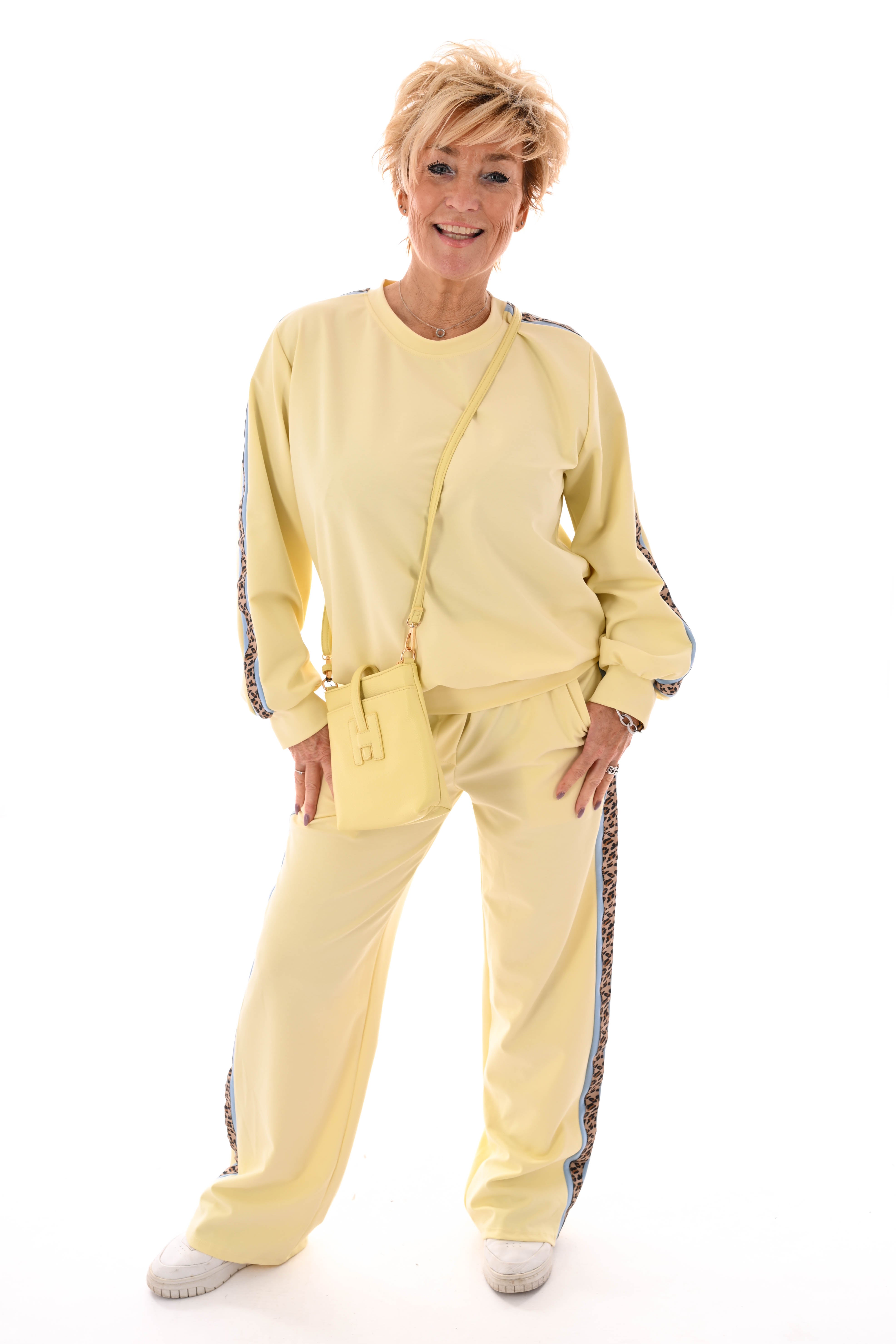 Tweedelig pak met panterbies lichtgeel