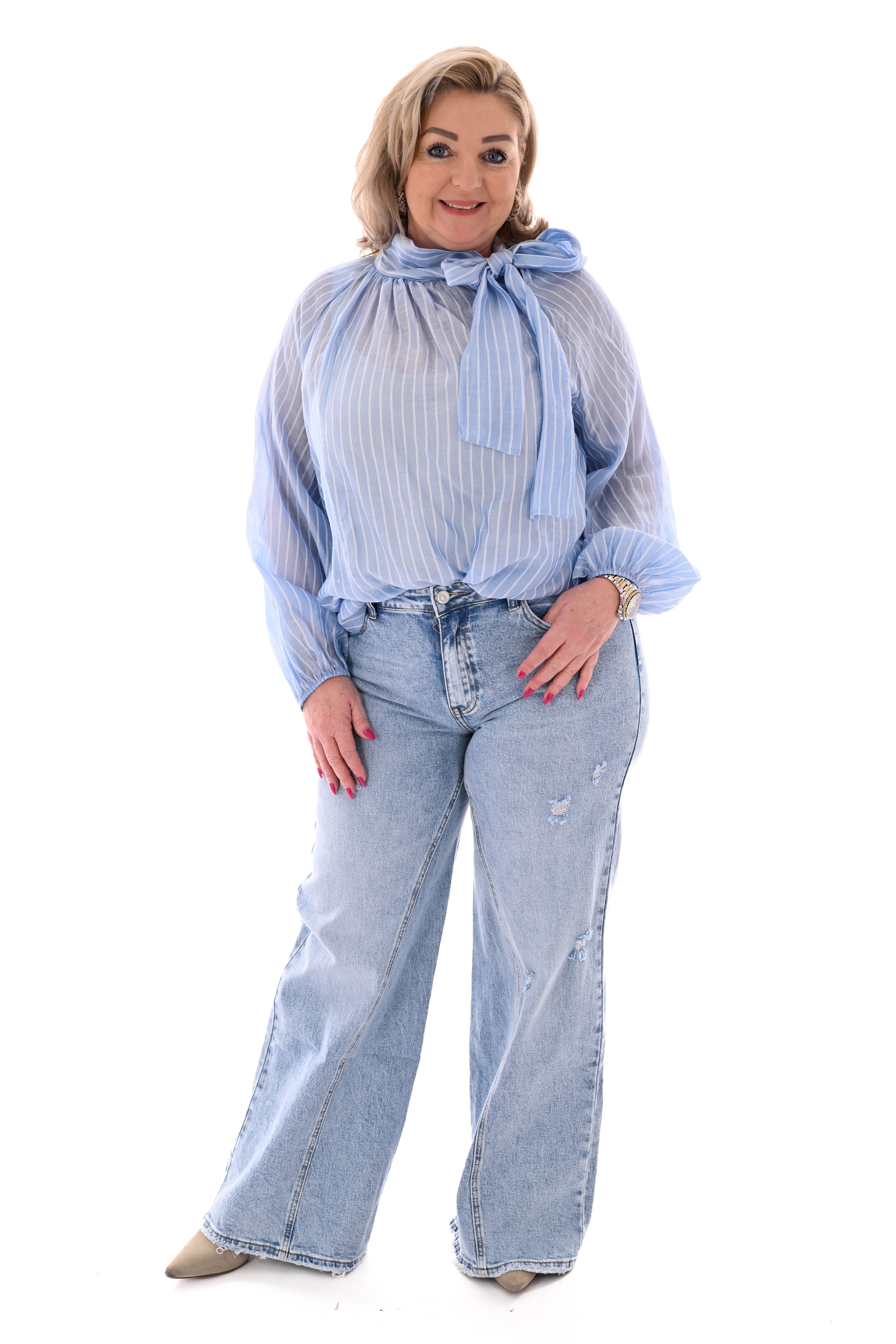 Blouse fijne streepjes met strik lichtblauw