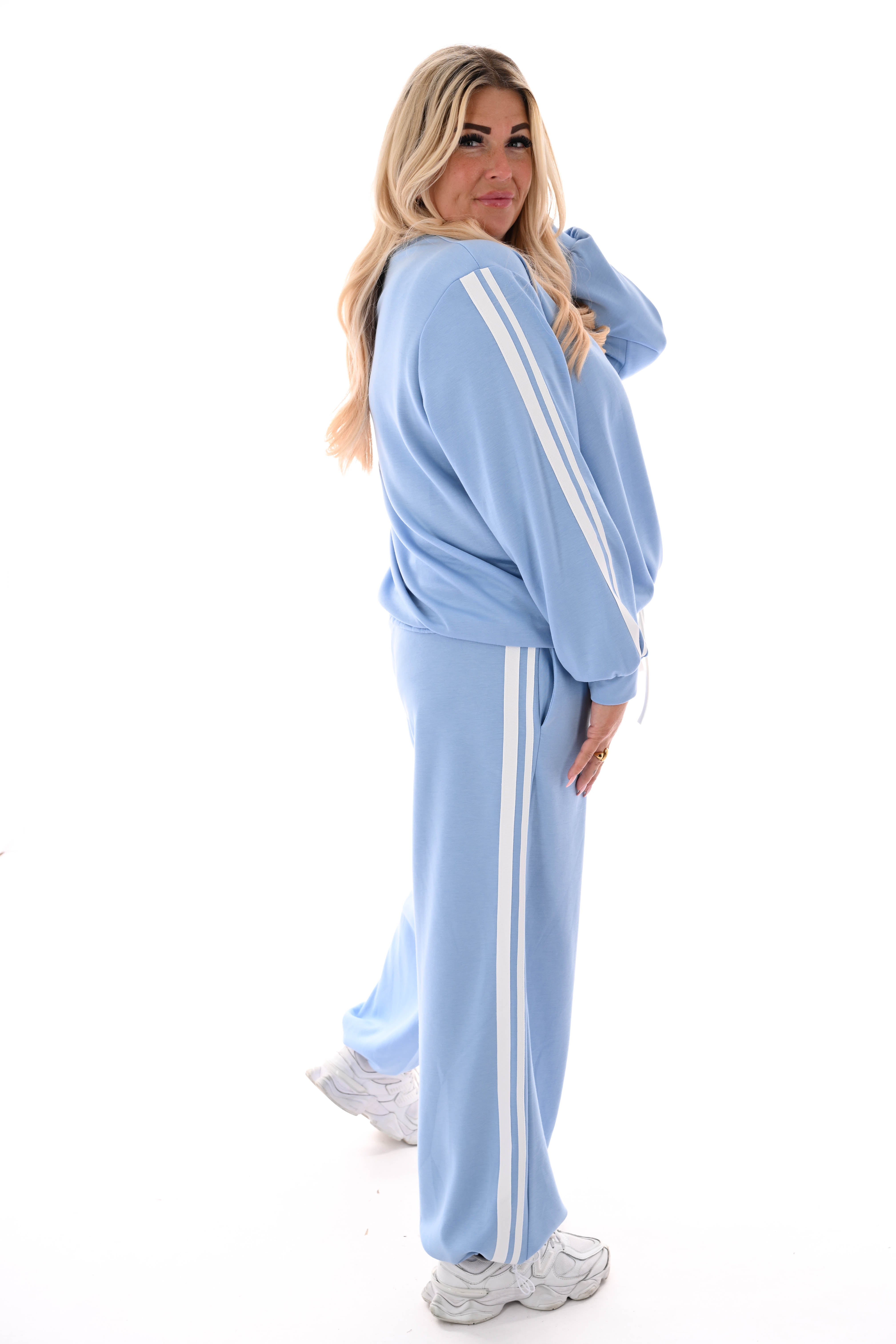 Tweedelig pak met smalle bies aantrekkoord lichtblauw