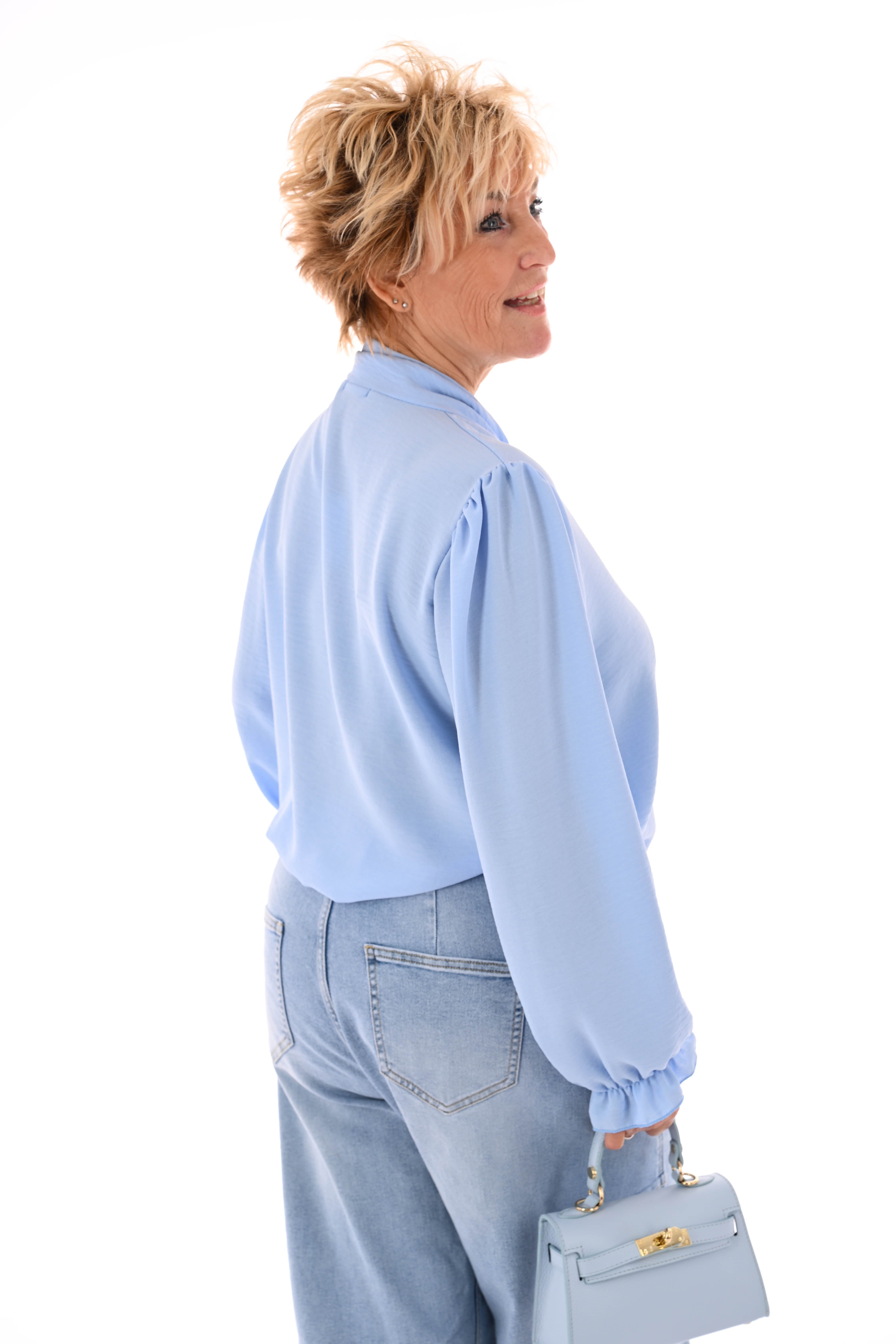 Top roezelmouwen met hals detail uni lichtblauw