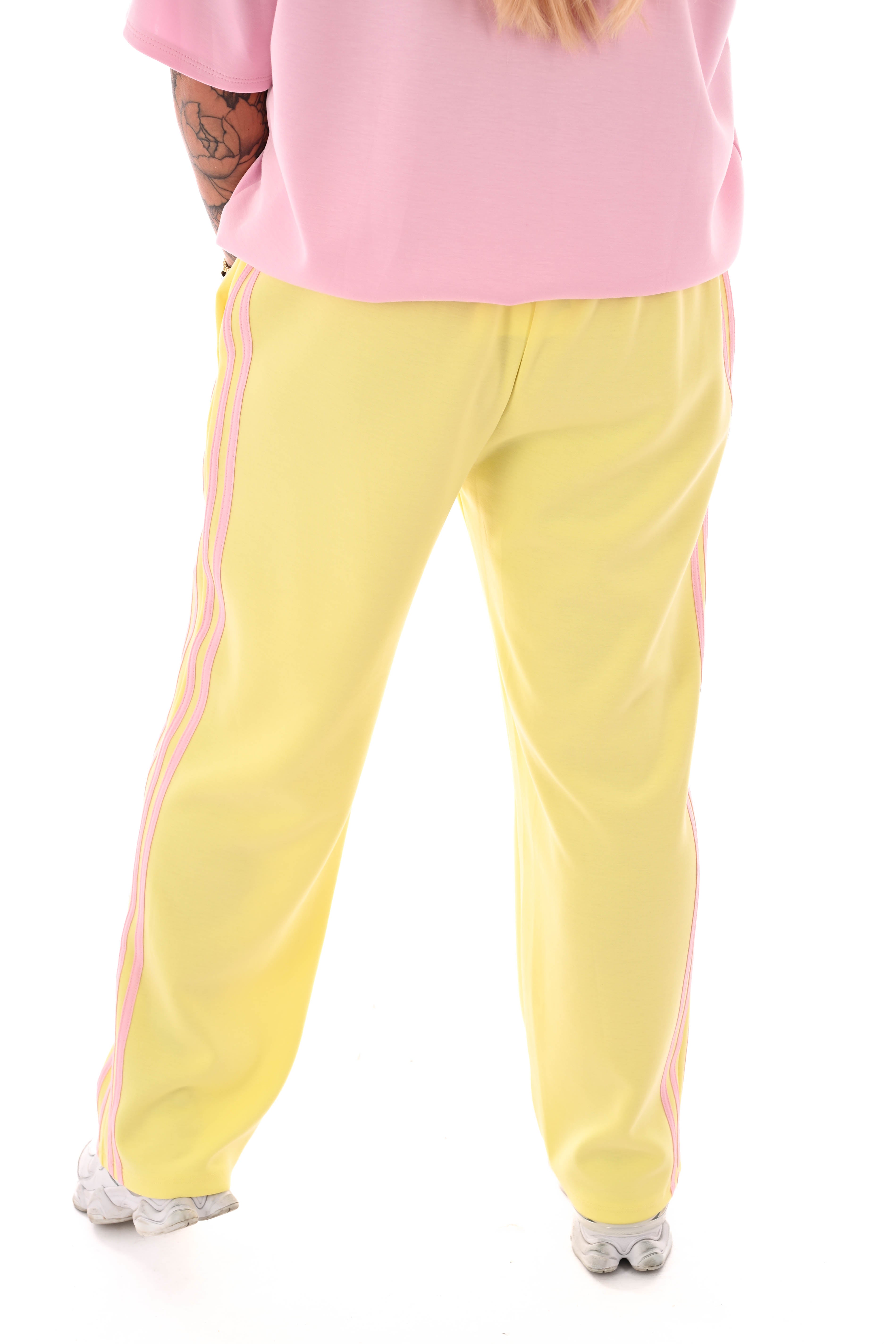 Broek wijde pijpen met bies geel