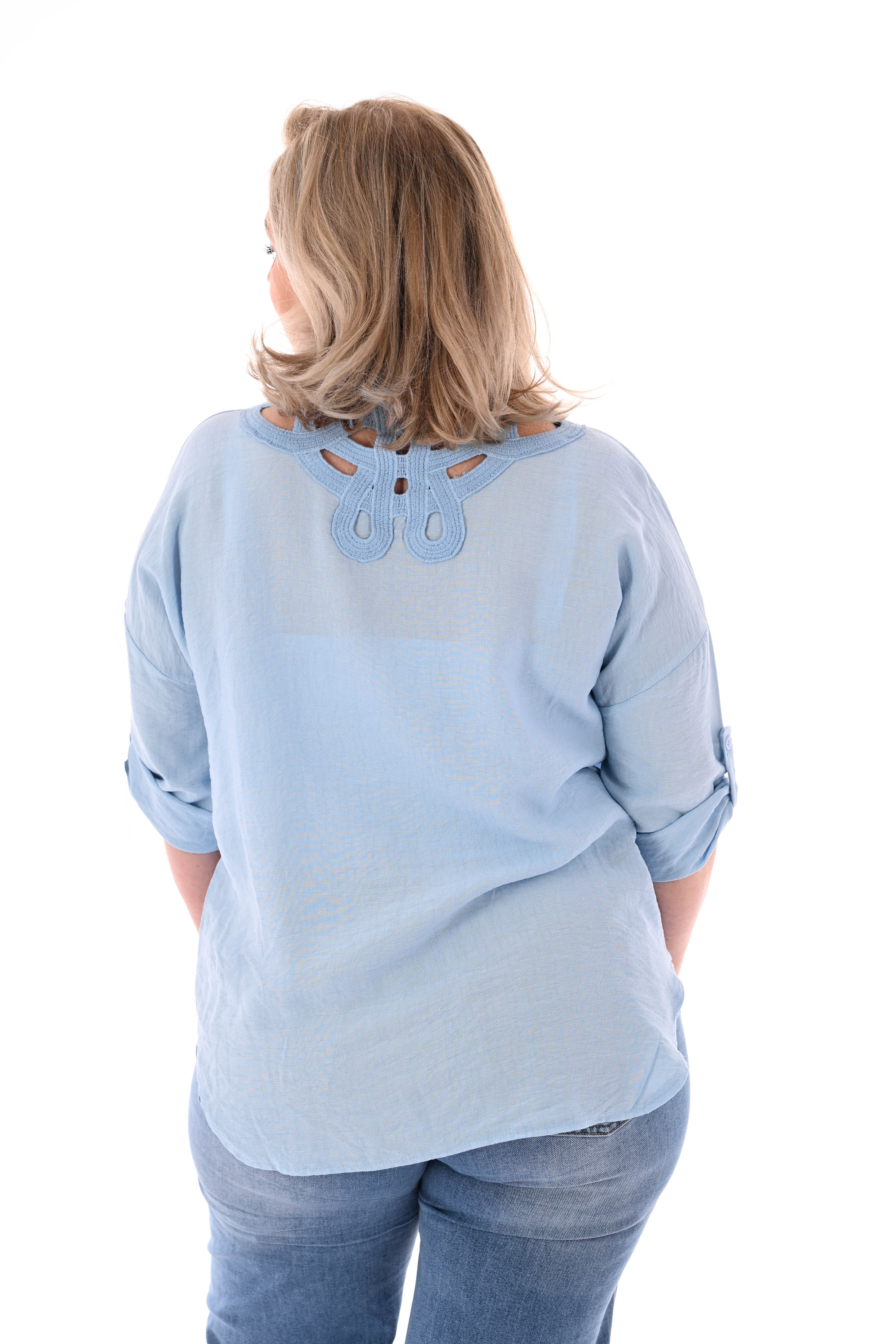 Blouse ophaalmouwen rug detail lichtblauw