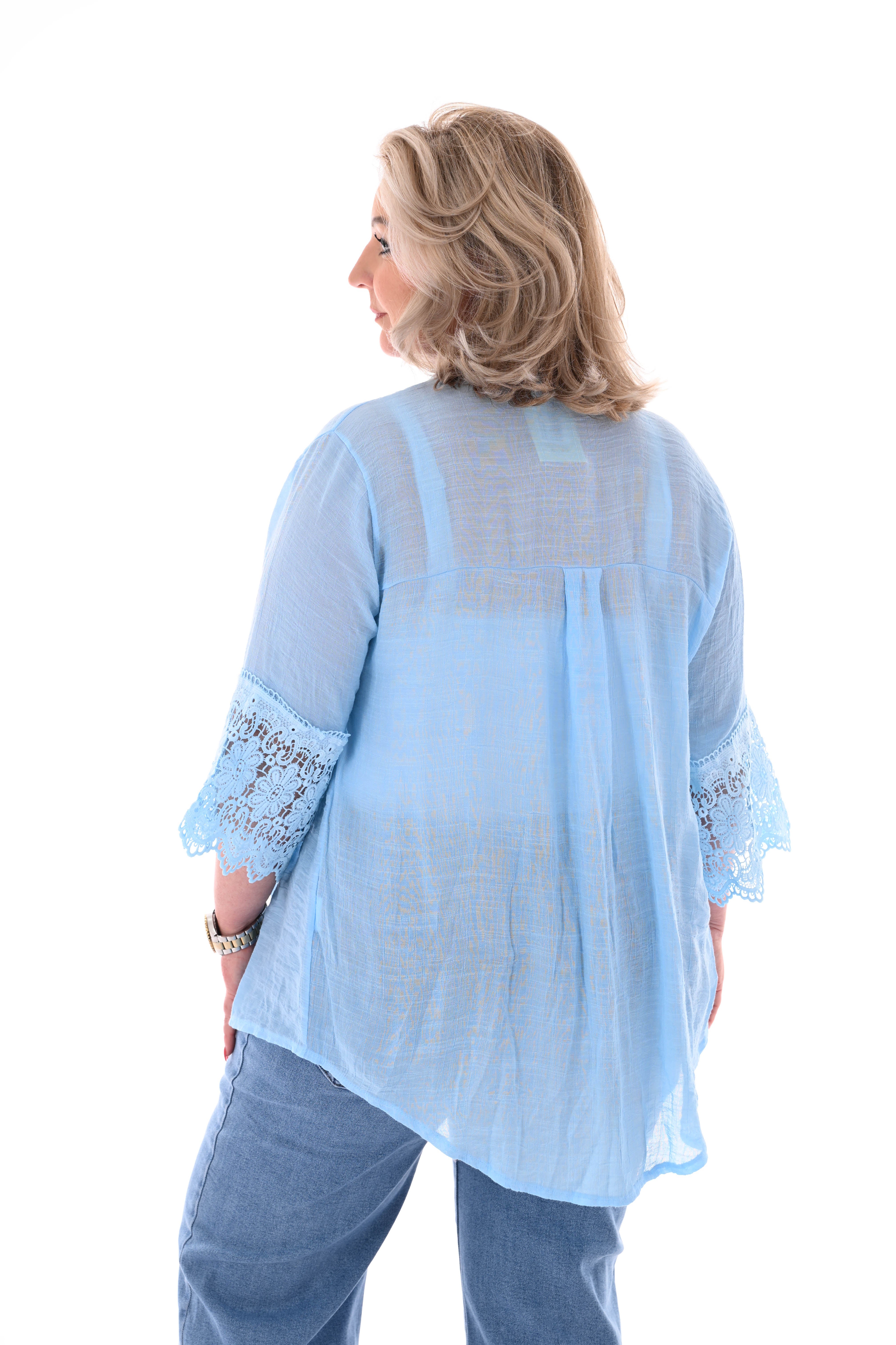 Blouse broderie detail 3/4e mouwen lichtblauw