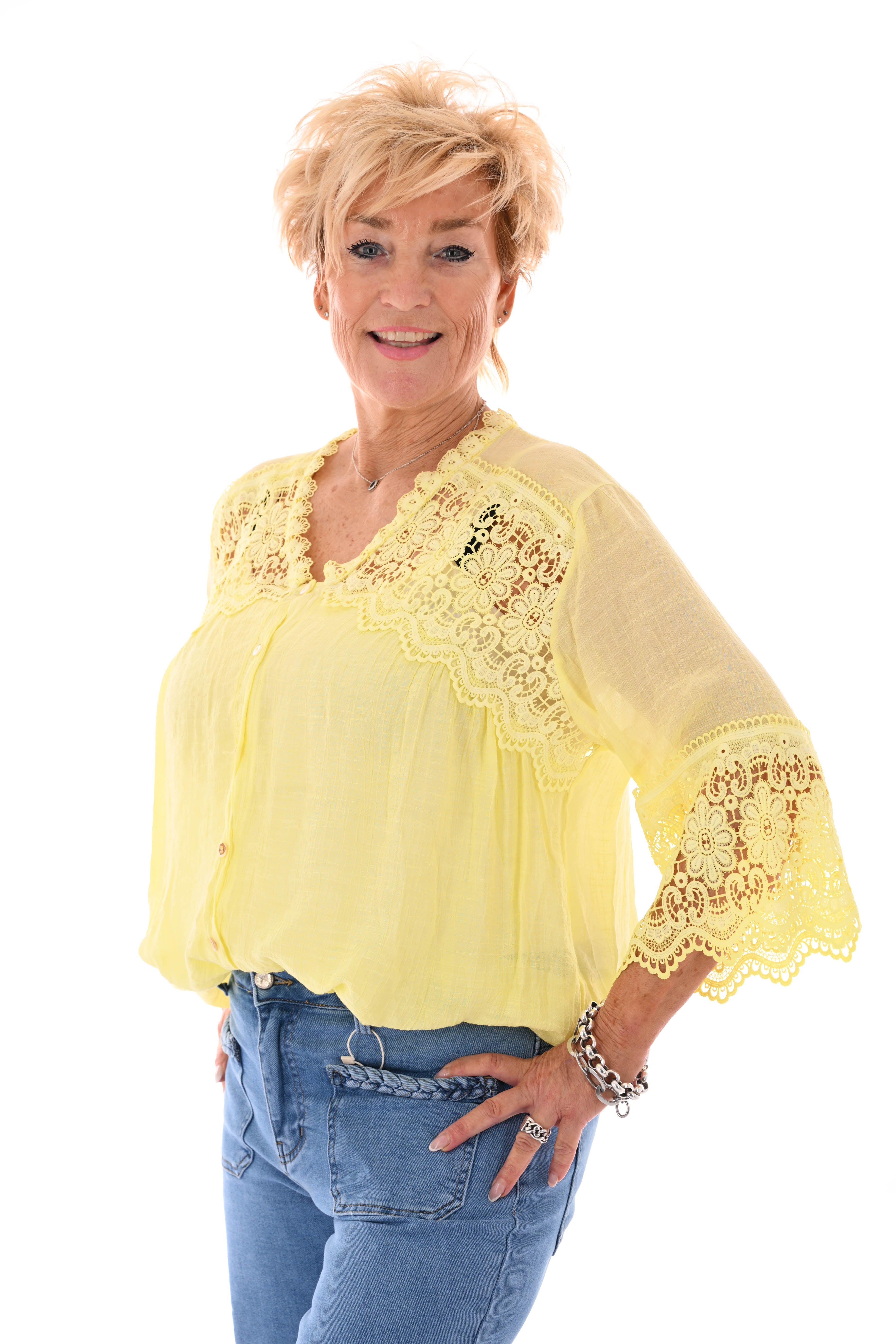 Blouse broderie detail 3/4e mouwen lichtgeel