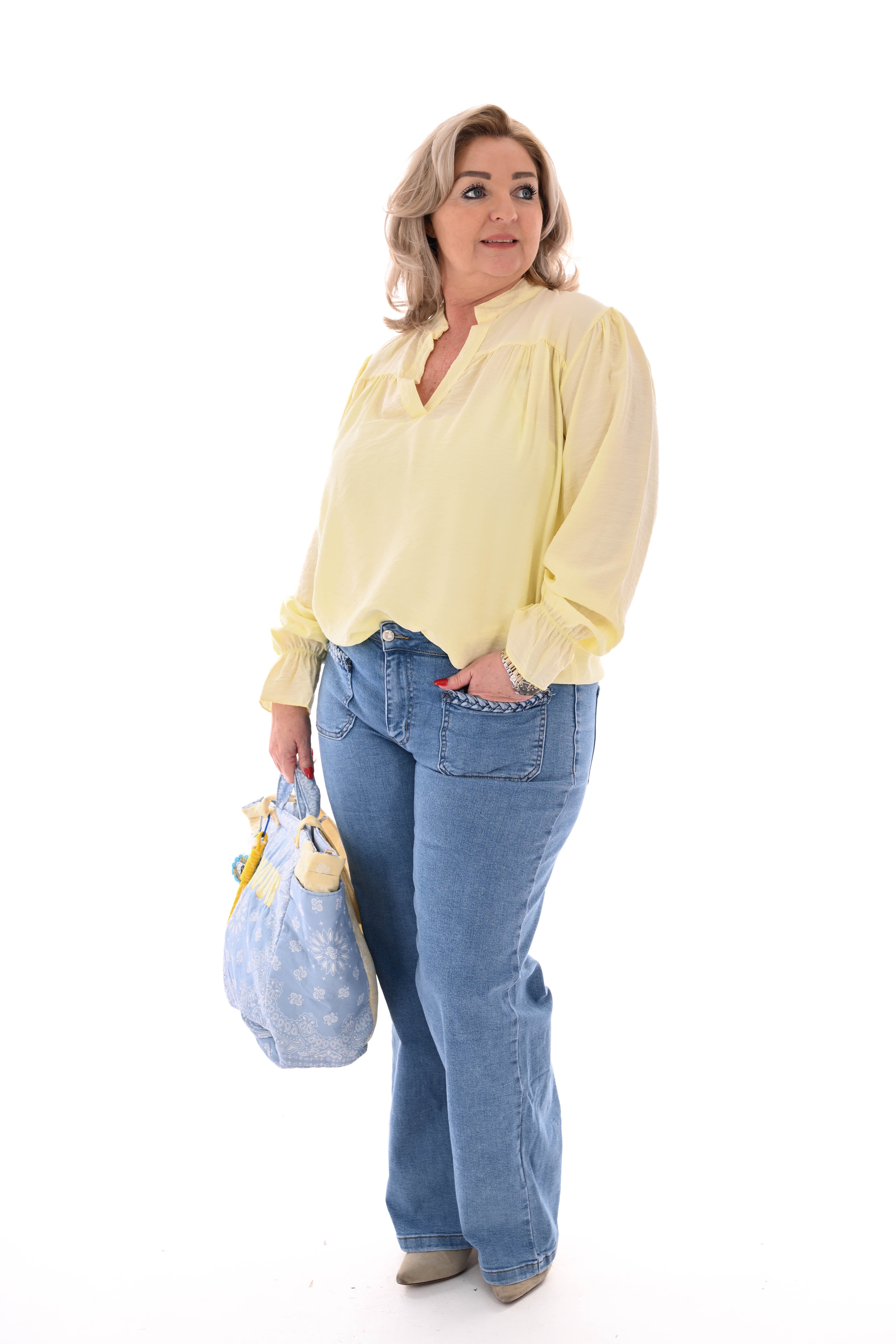 Top met roezelmouwen en v-hals lichtgeel