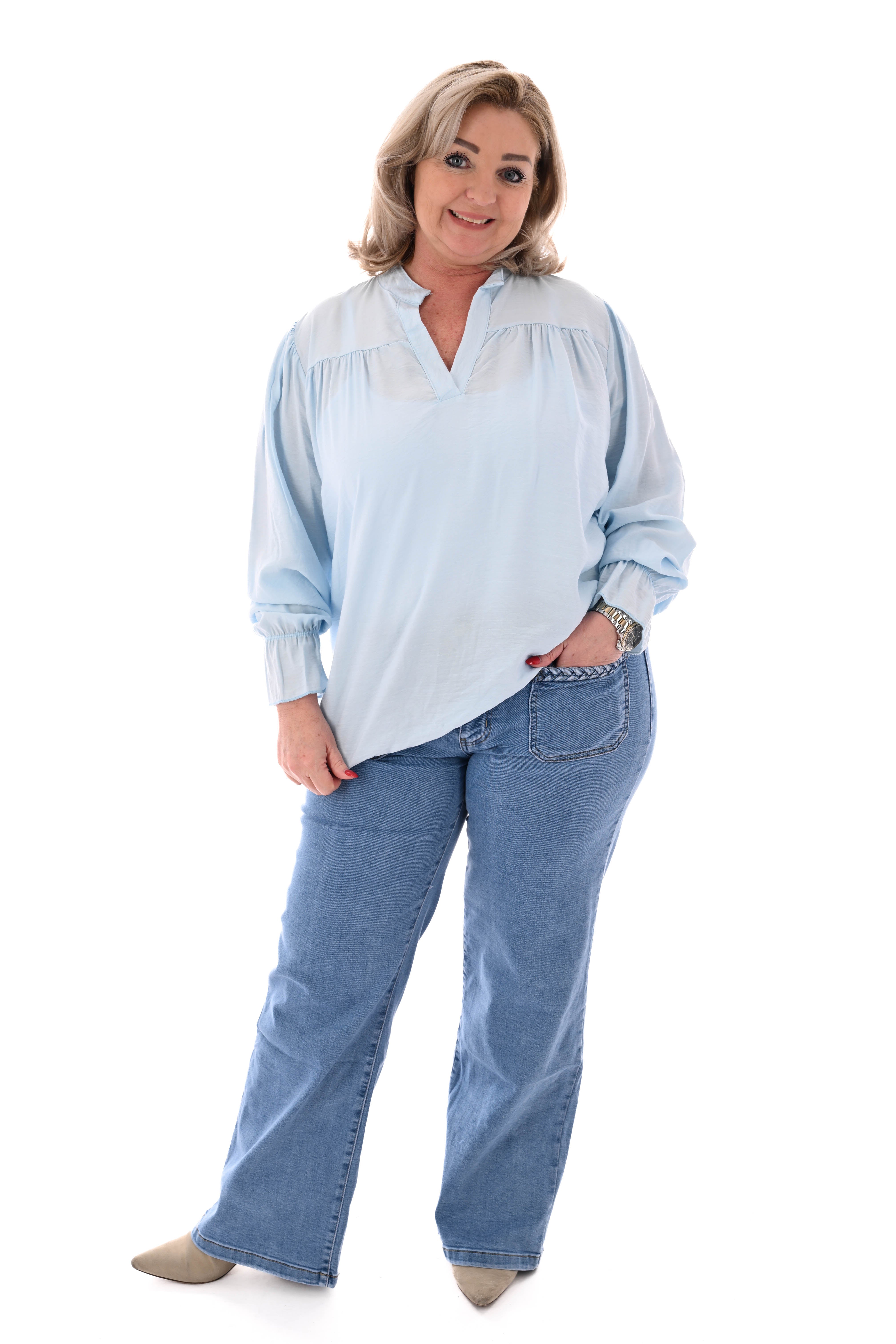 Top met roezelmouwen en v-hals lichtblauw