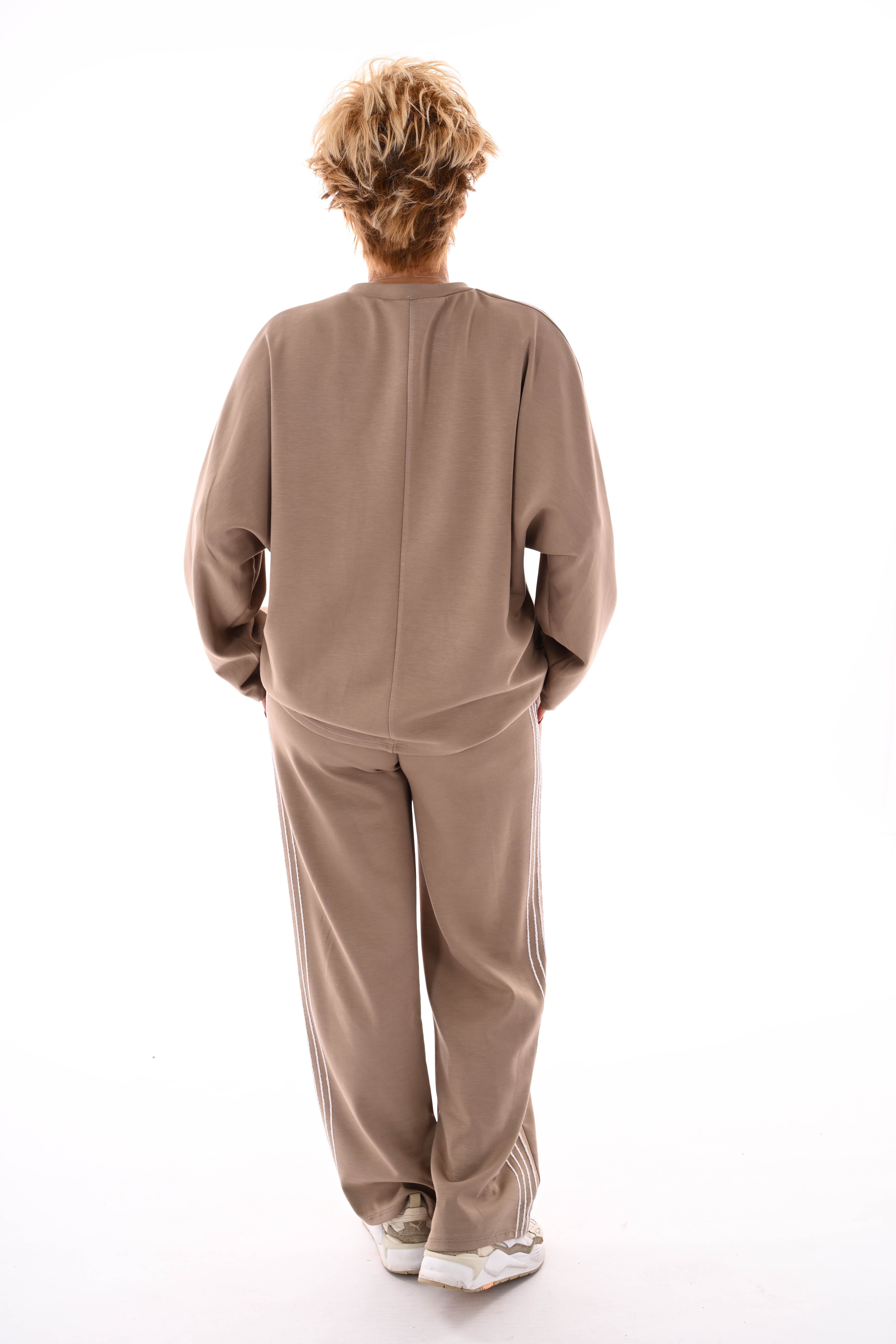 Tweedelig pak witte sierbies beige