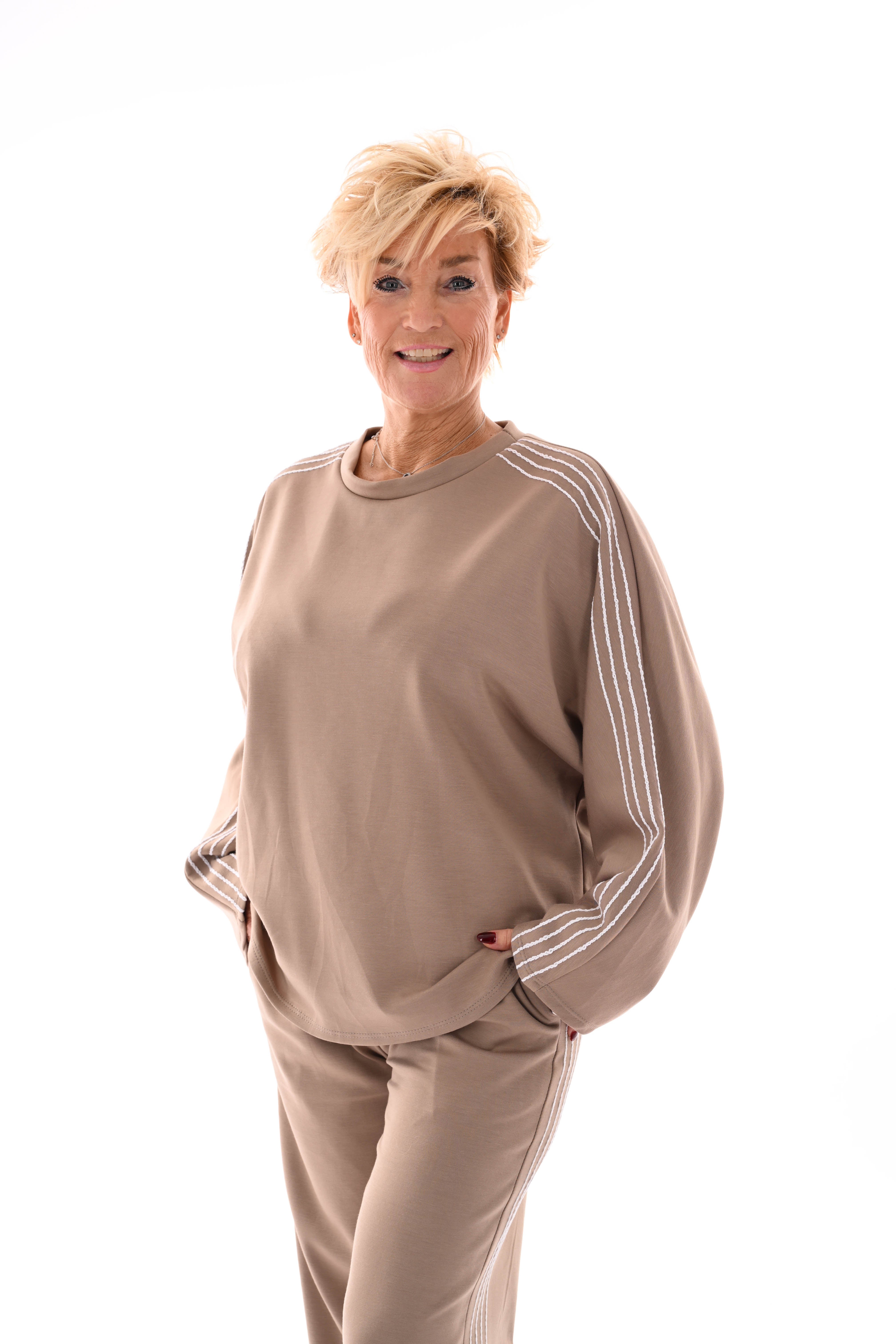 Tweedelig pak witte sierbies beige