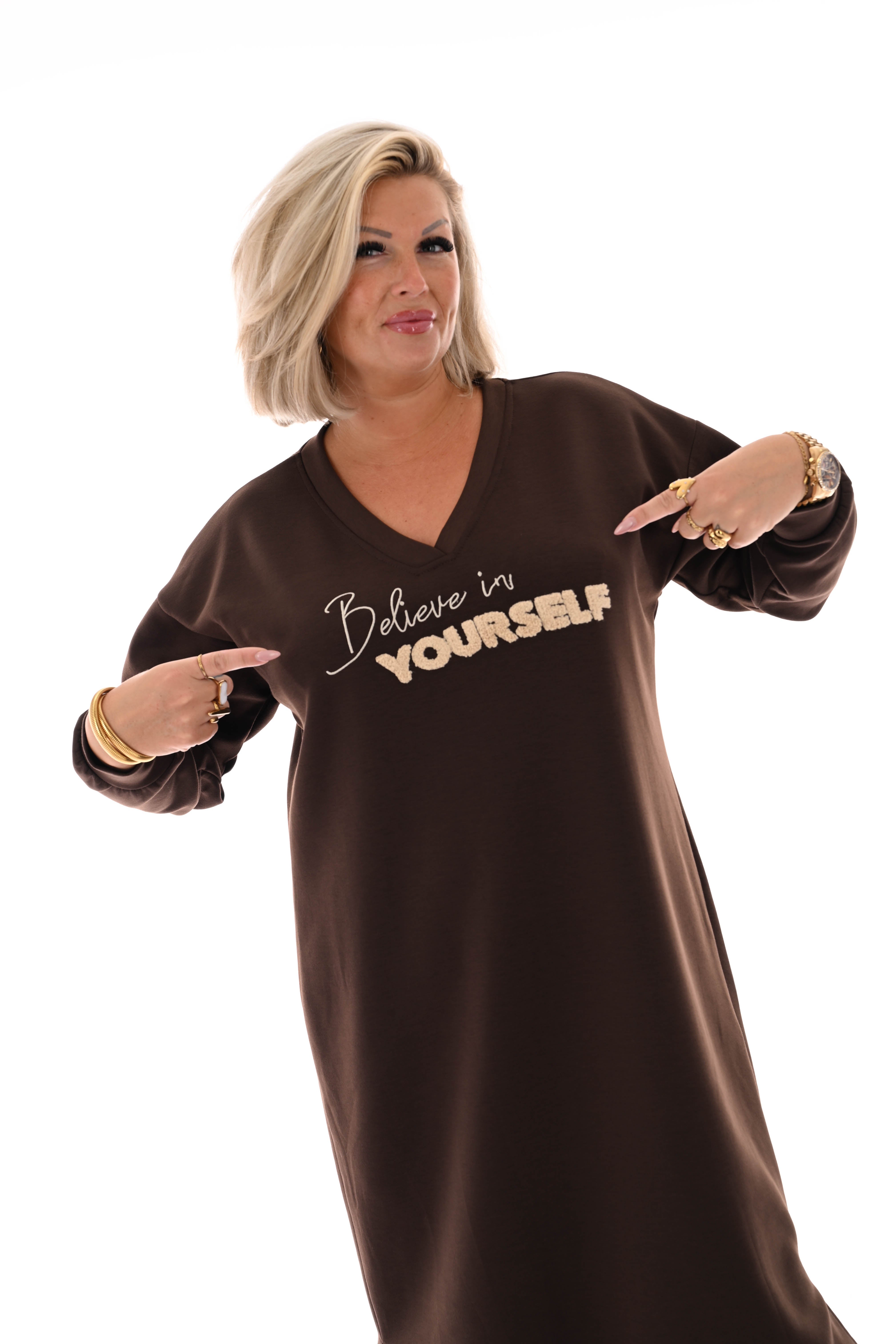 Sweaterdress believe in yourself donkerbruin