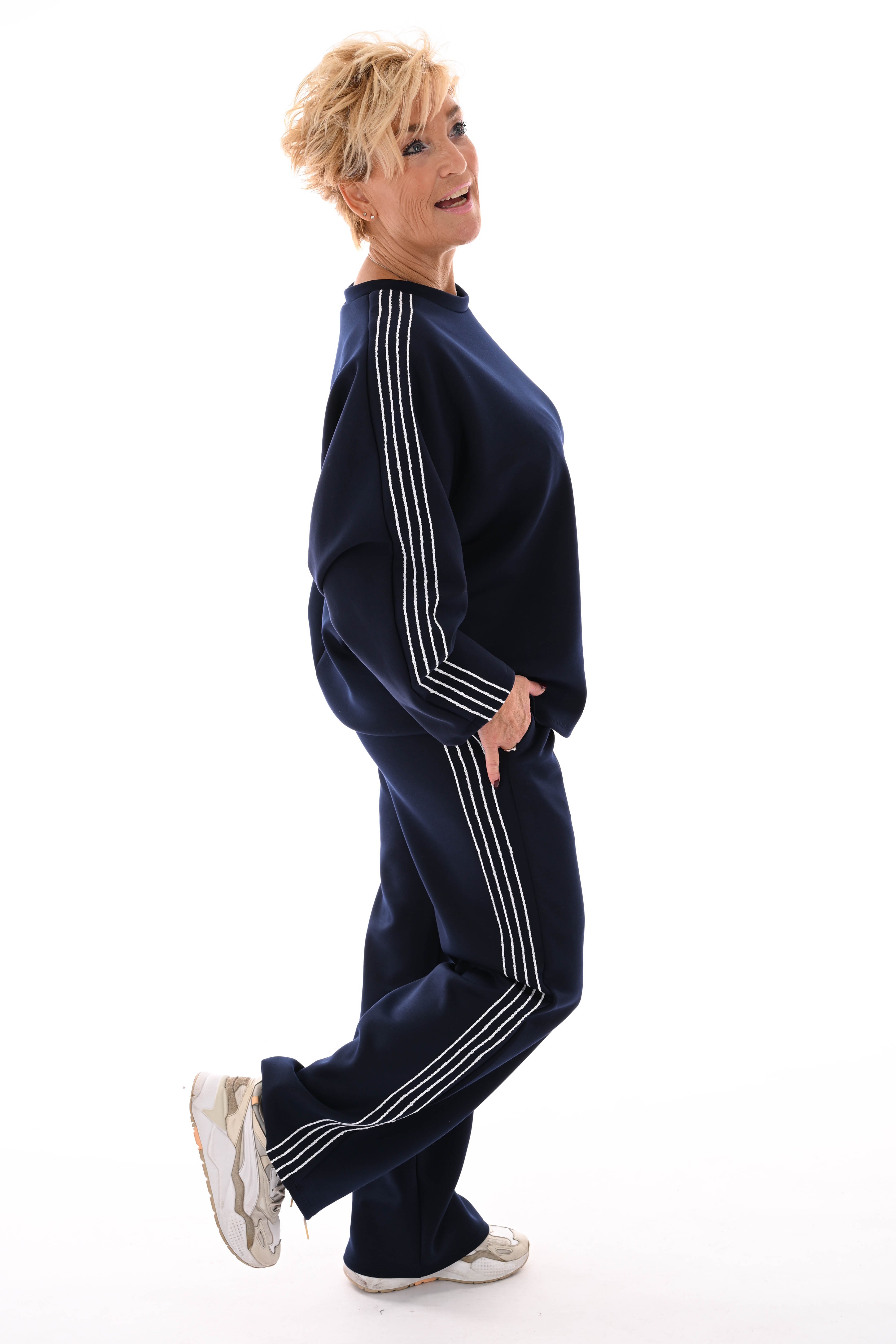 Tweedelig pak witte sierbies marineblauw