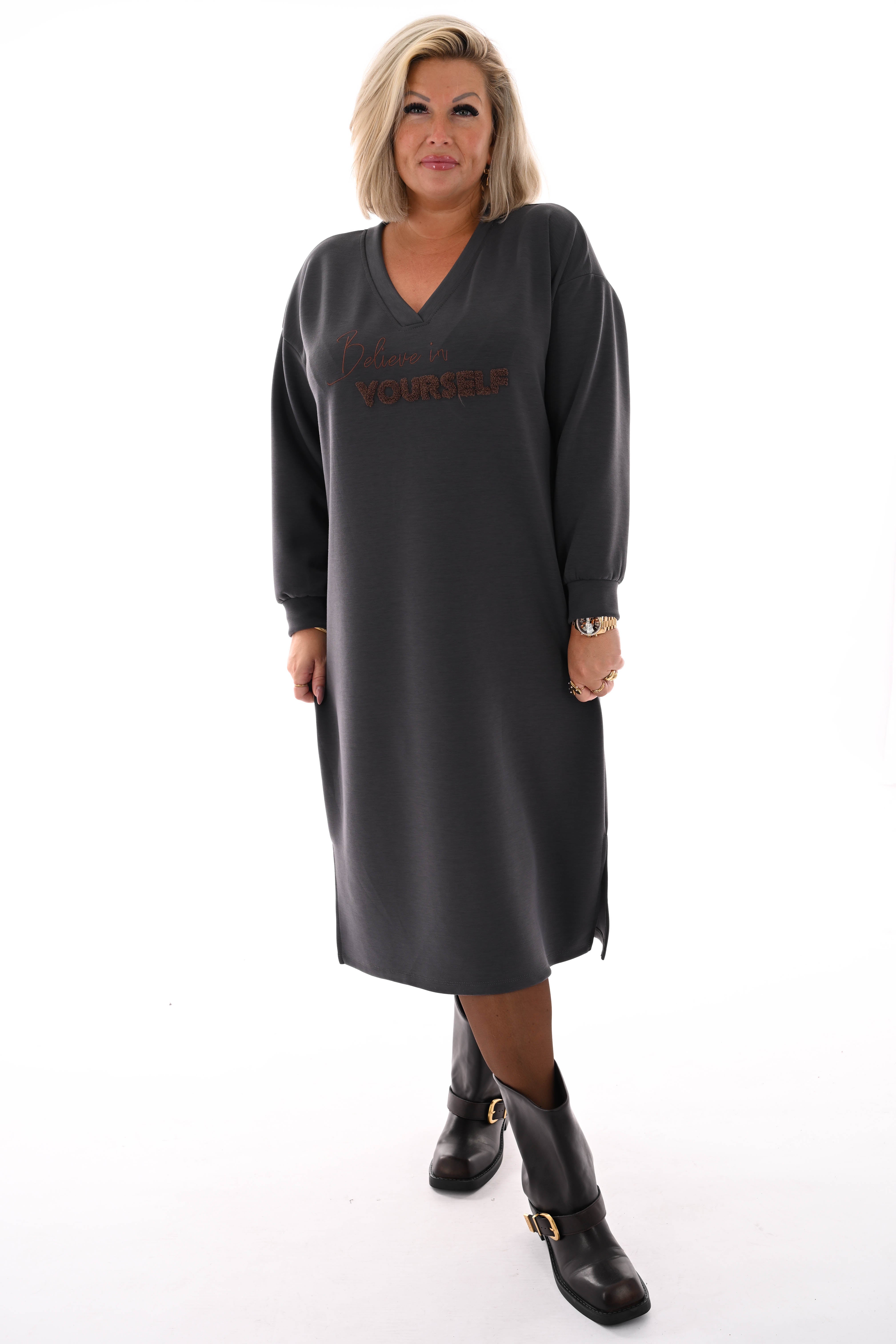 Sweaterdress believe in yourself antraciet