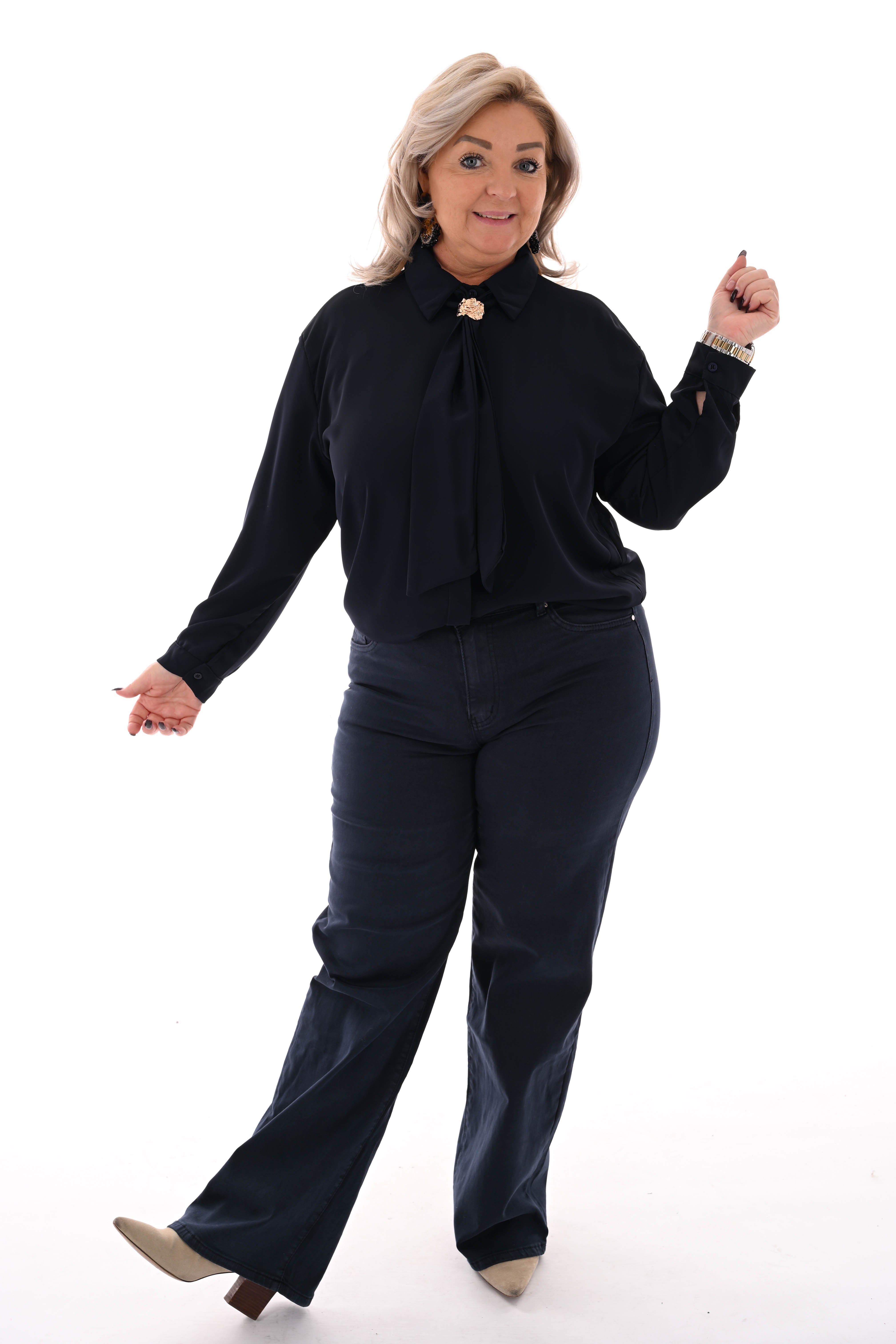 Doorknoop blouse gouden details marineblauw