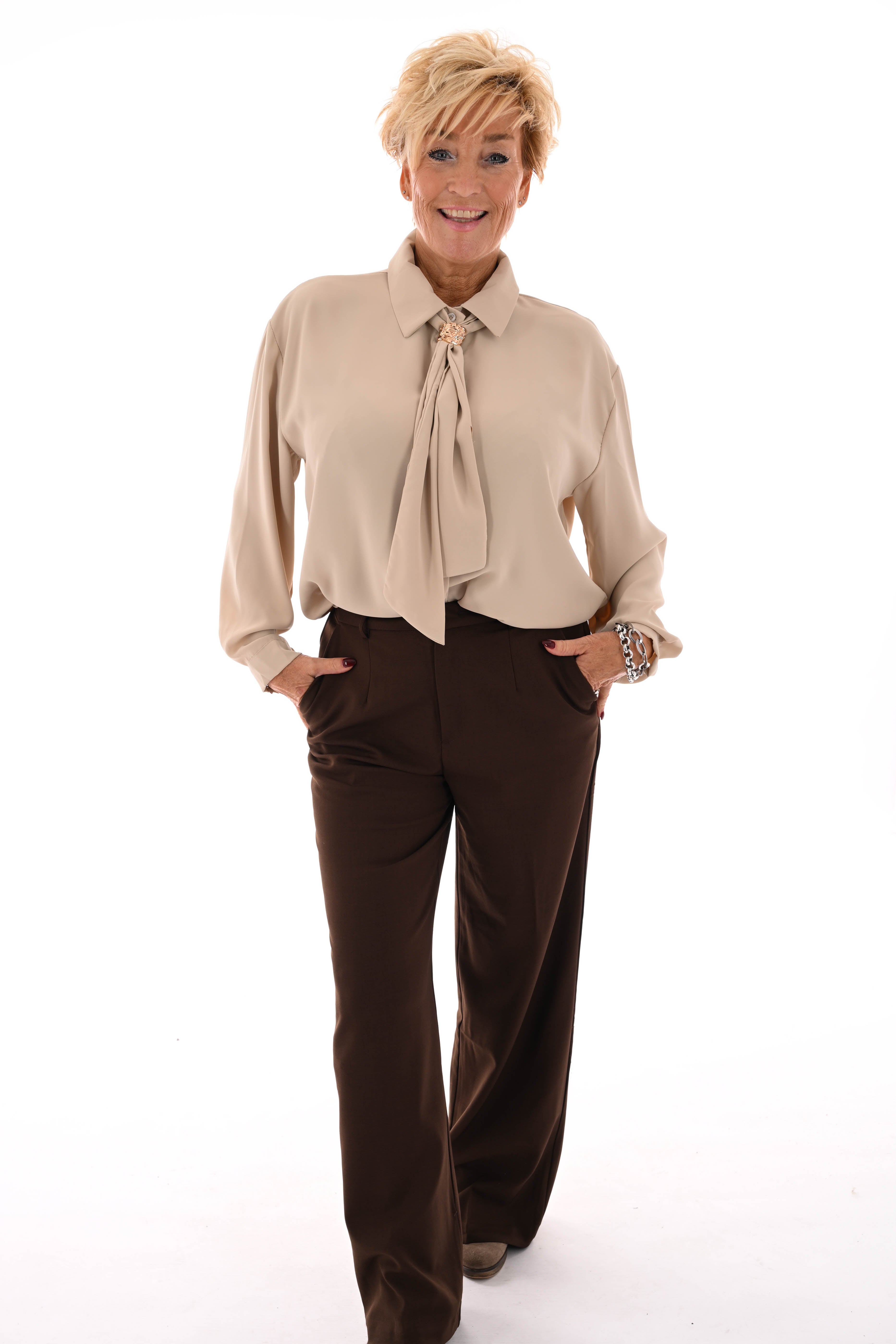 Doorknoop blouse gouden details beige