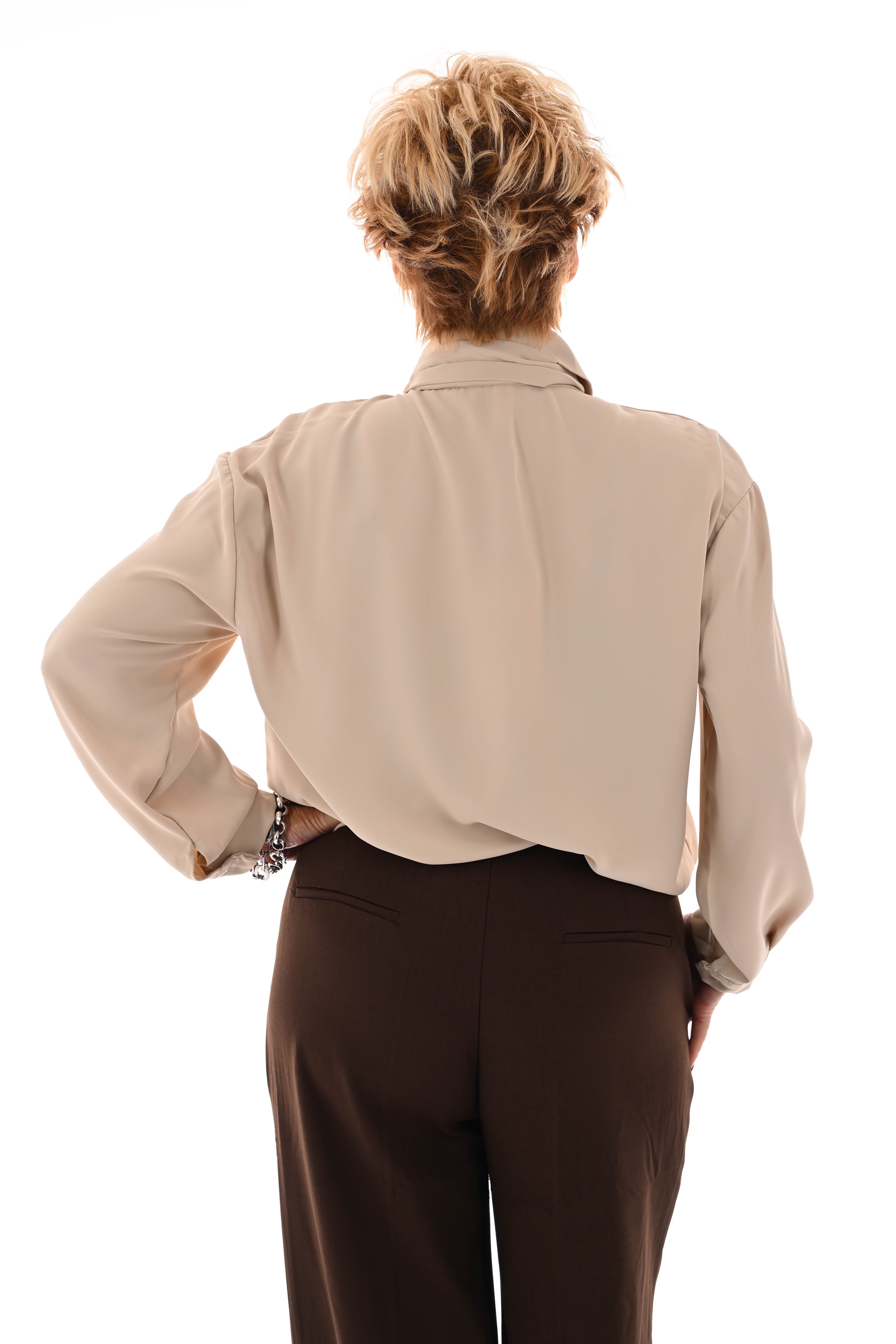 Doorknoop blouse gouden details beige