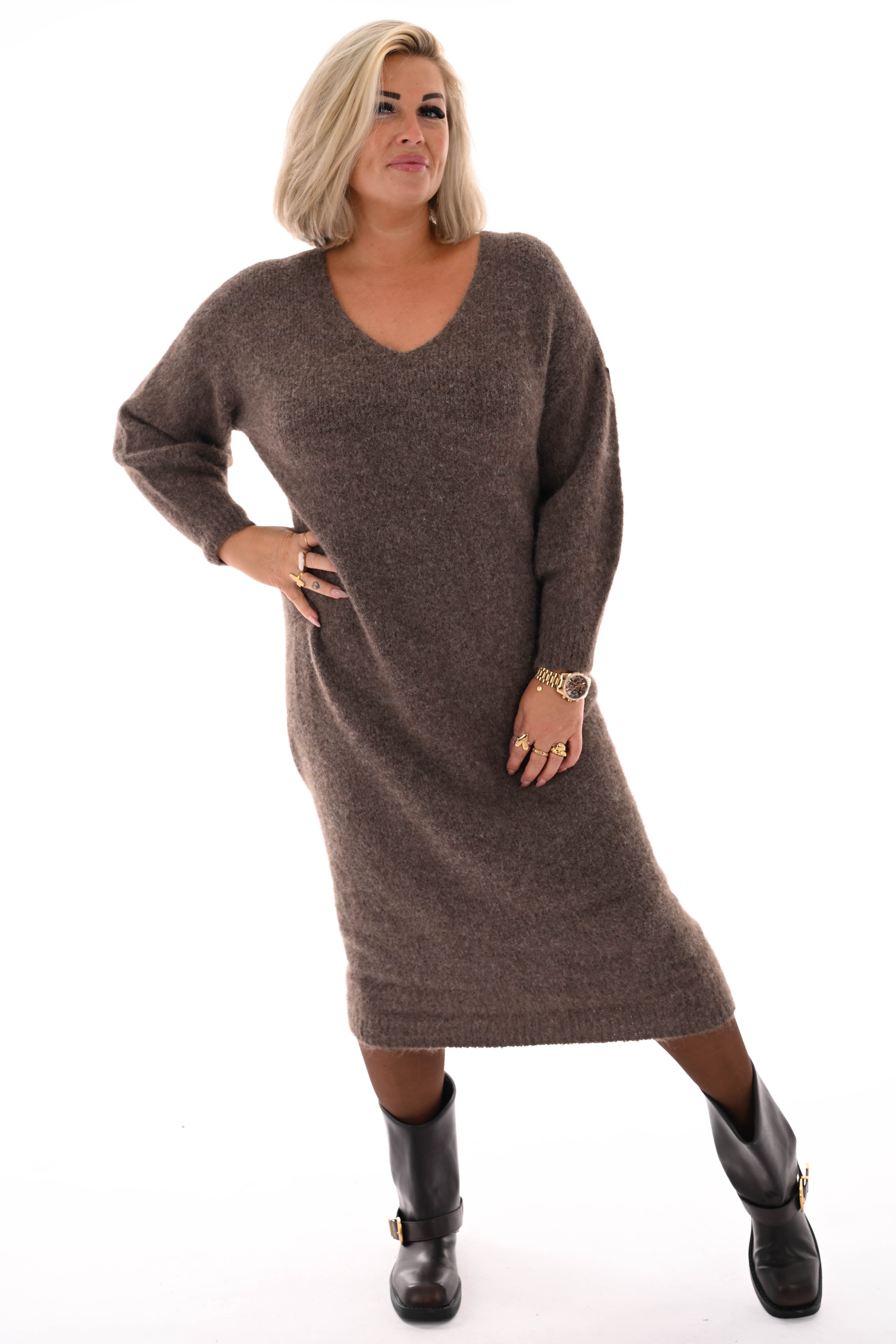 Jurk lang fijn gebreid v-hals lichtbruin