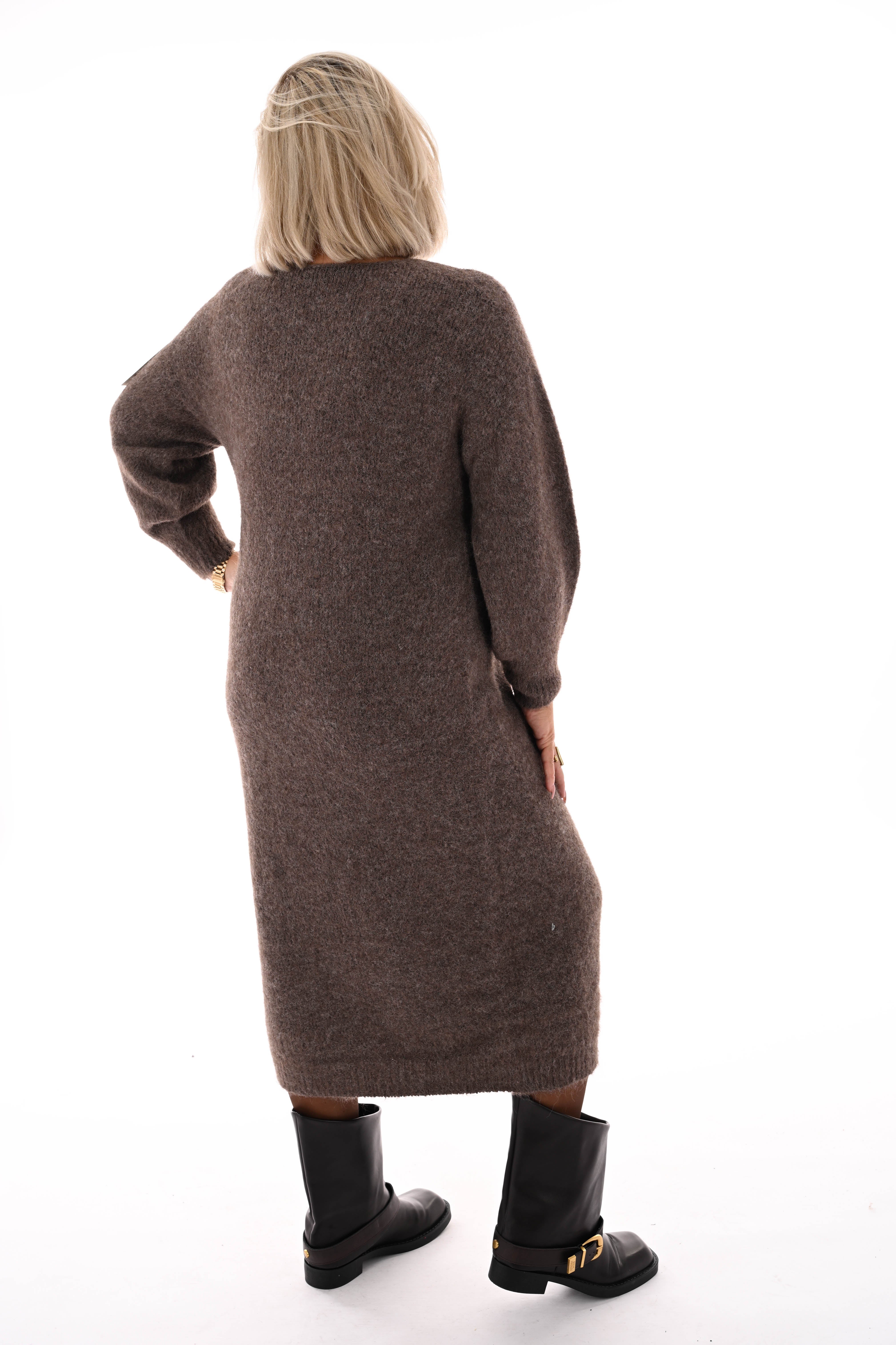 Jurk lang fijn gebreid v-hals lichtbruin