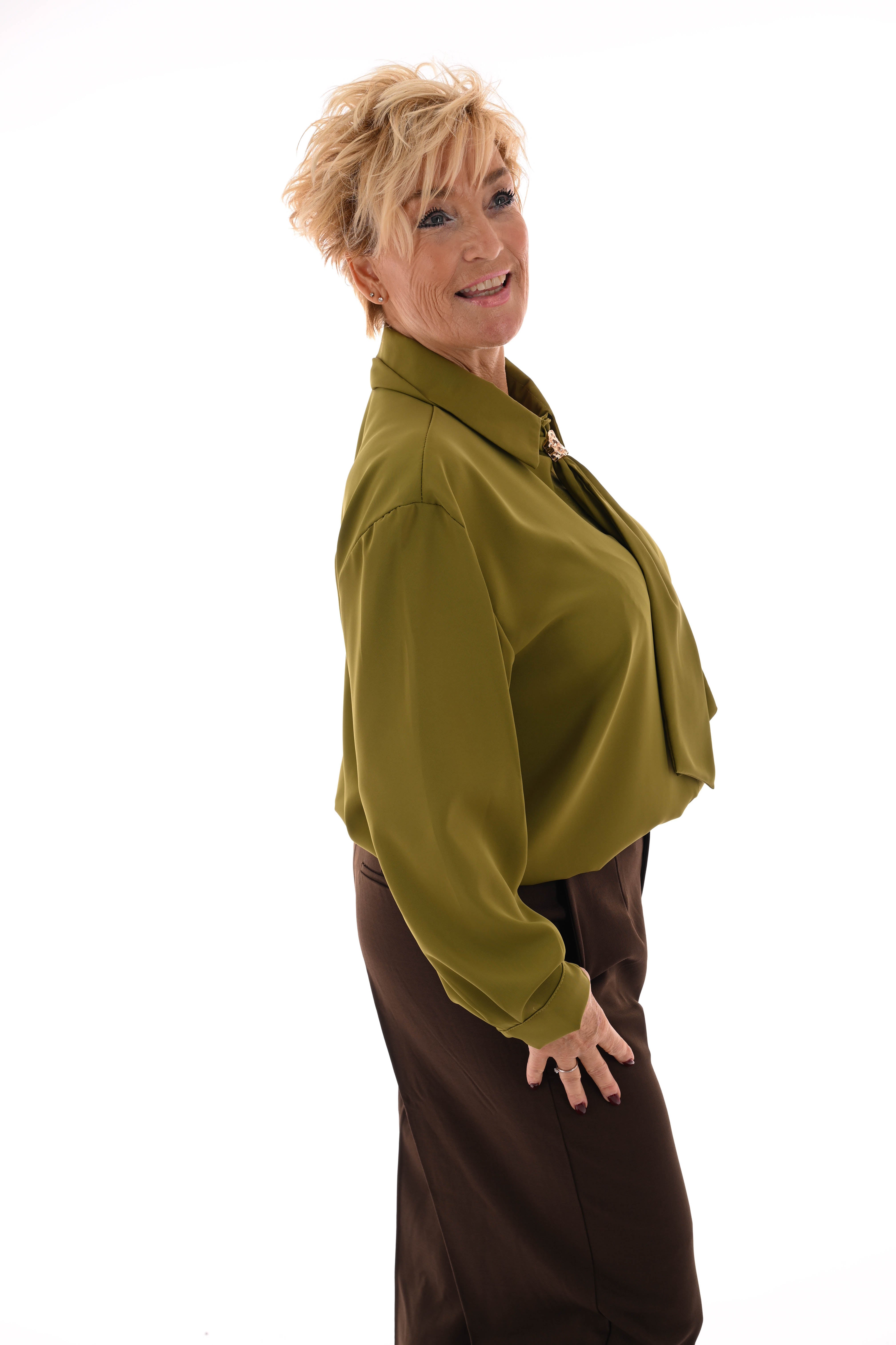 Doorknoop blouse gouden details groen