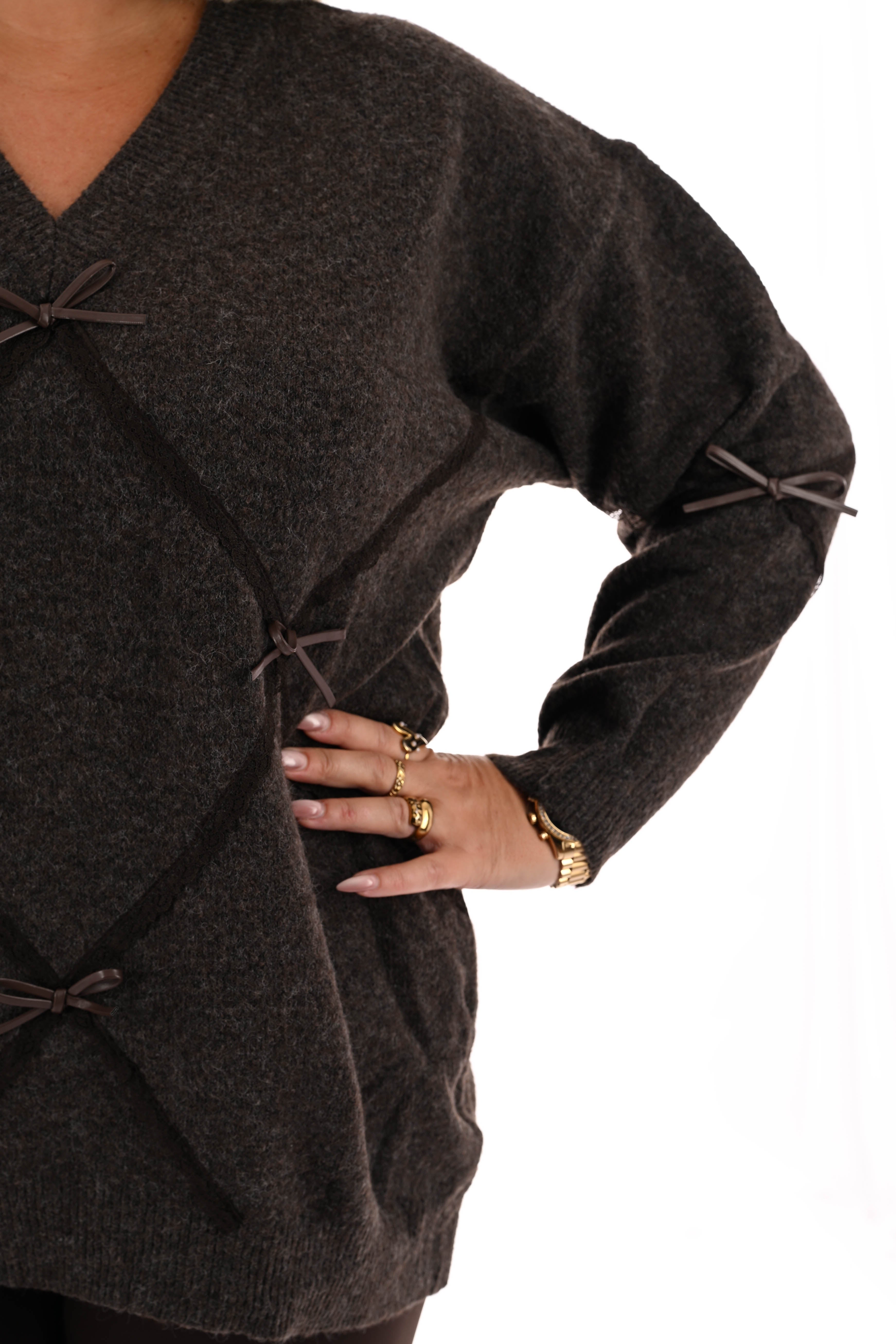 Trui met kant en strikjes donkerbruin