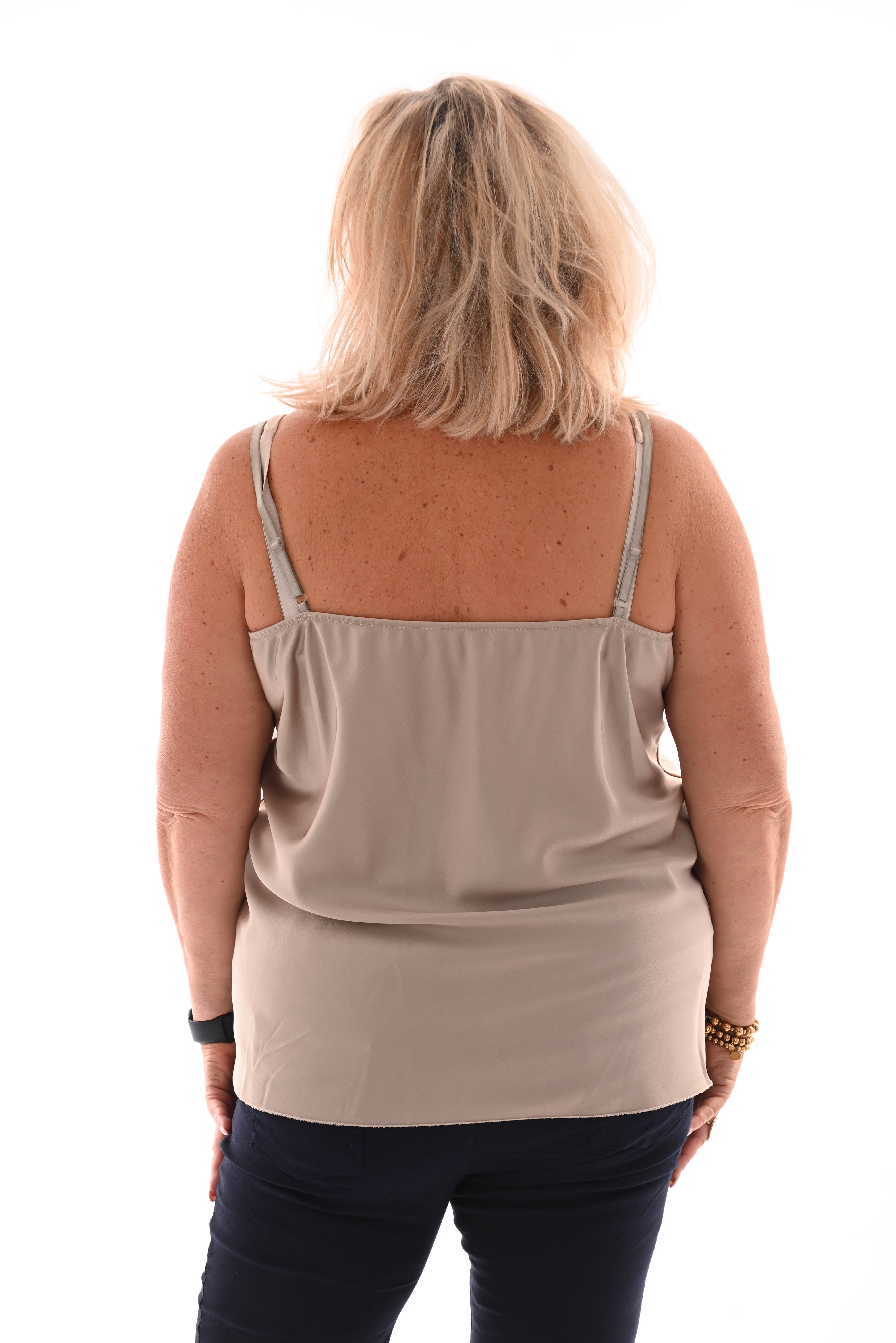 Silky hemdje kant met knoopjes taupe