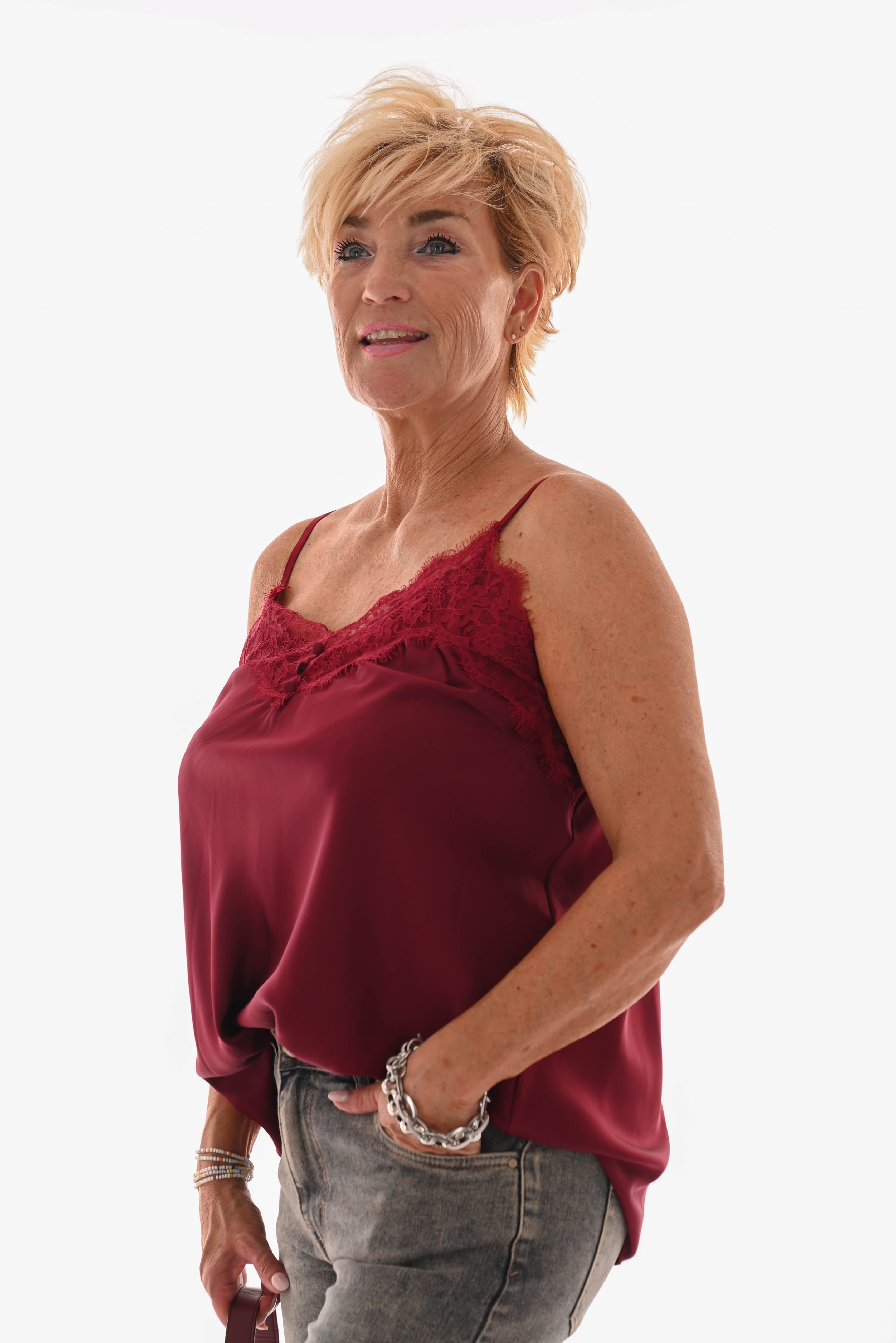 Silky hemdje kant met knoopjes bordeaux