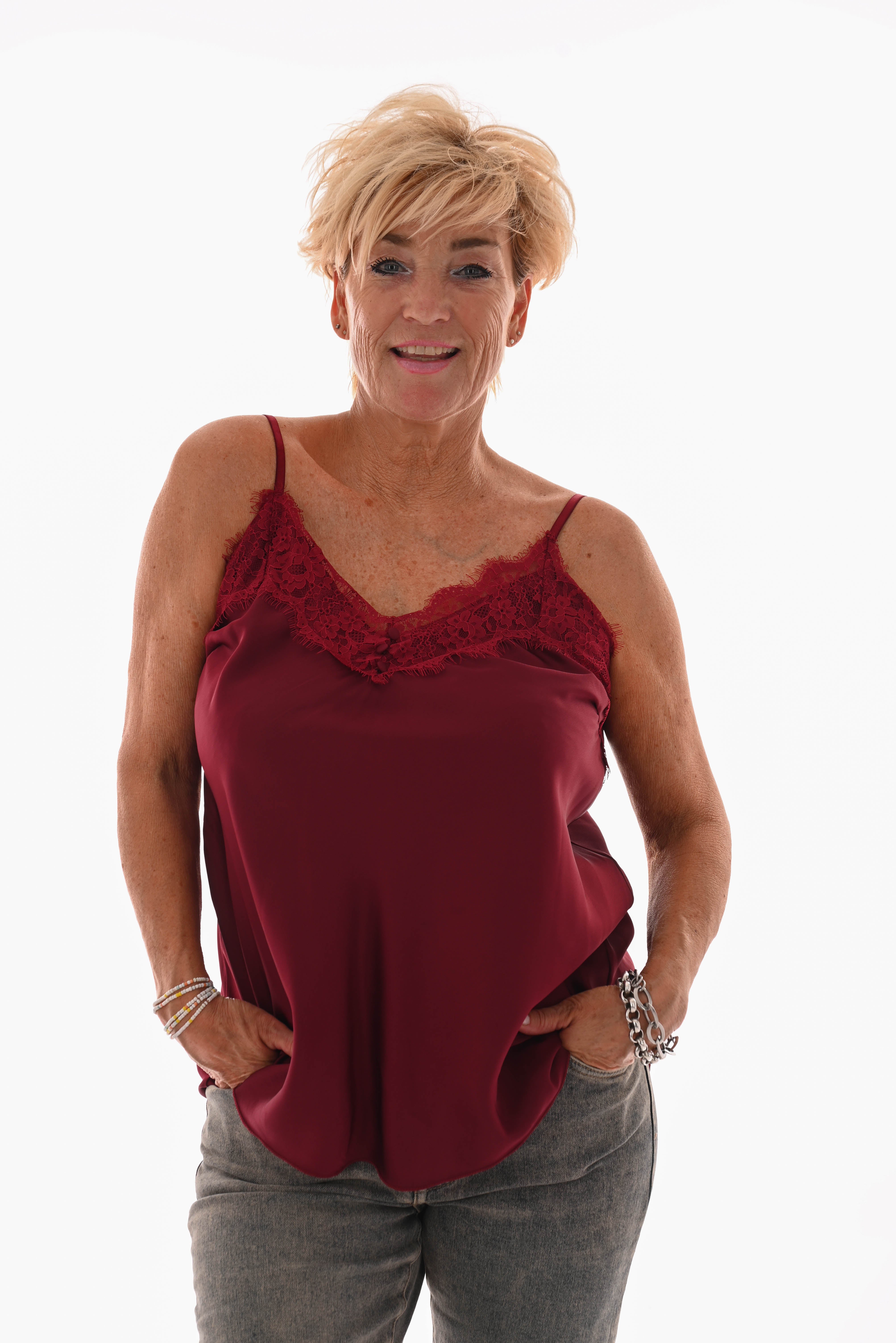 Silky hemdje kant met knoopjes bordeaux