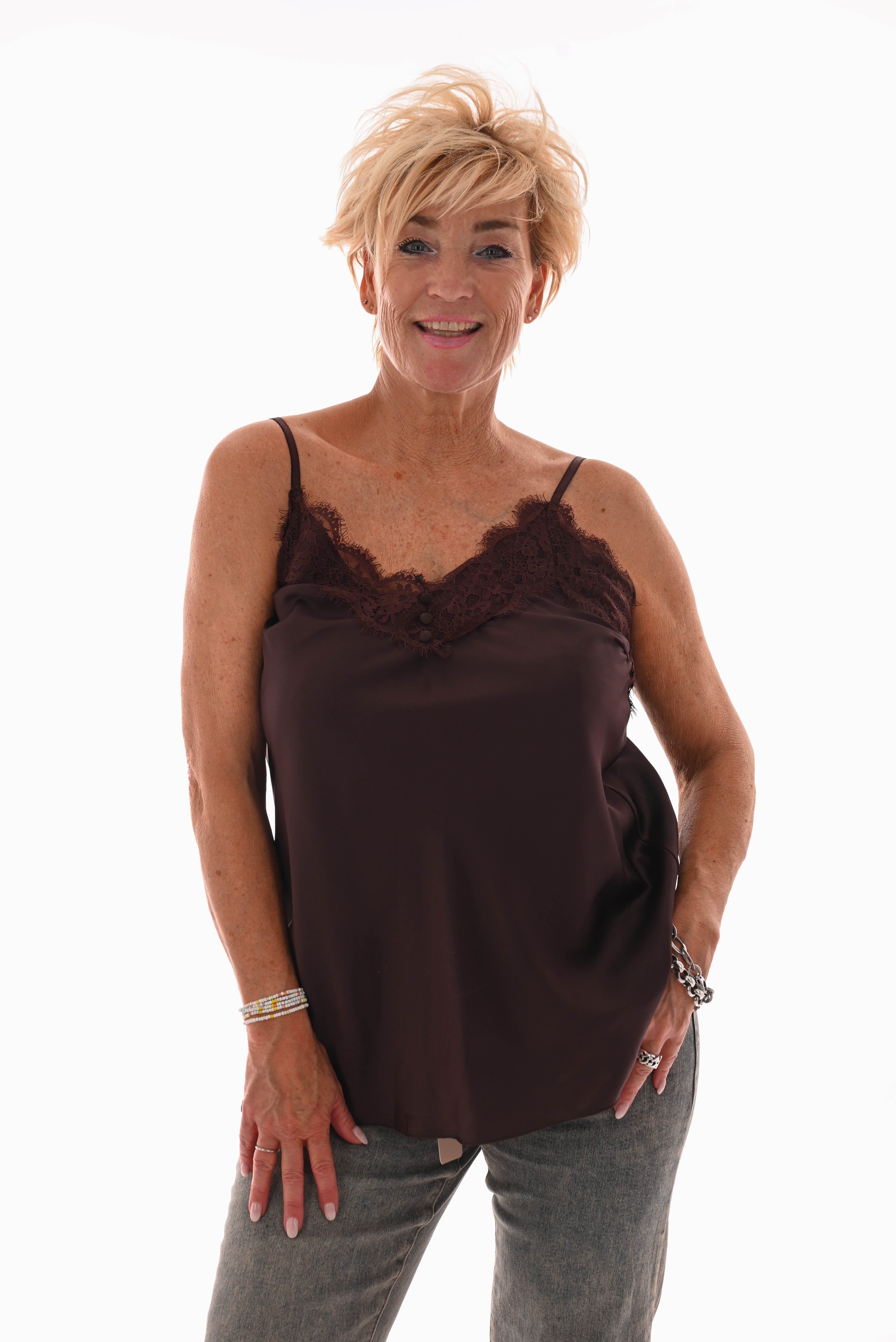 Silky hemdje kant met knoopjes donkerbruin