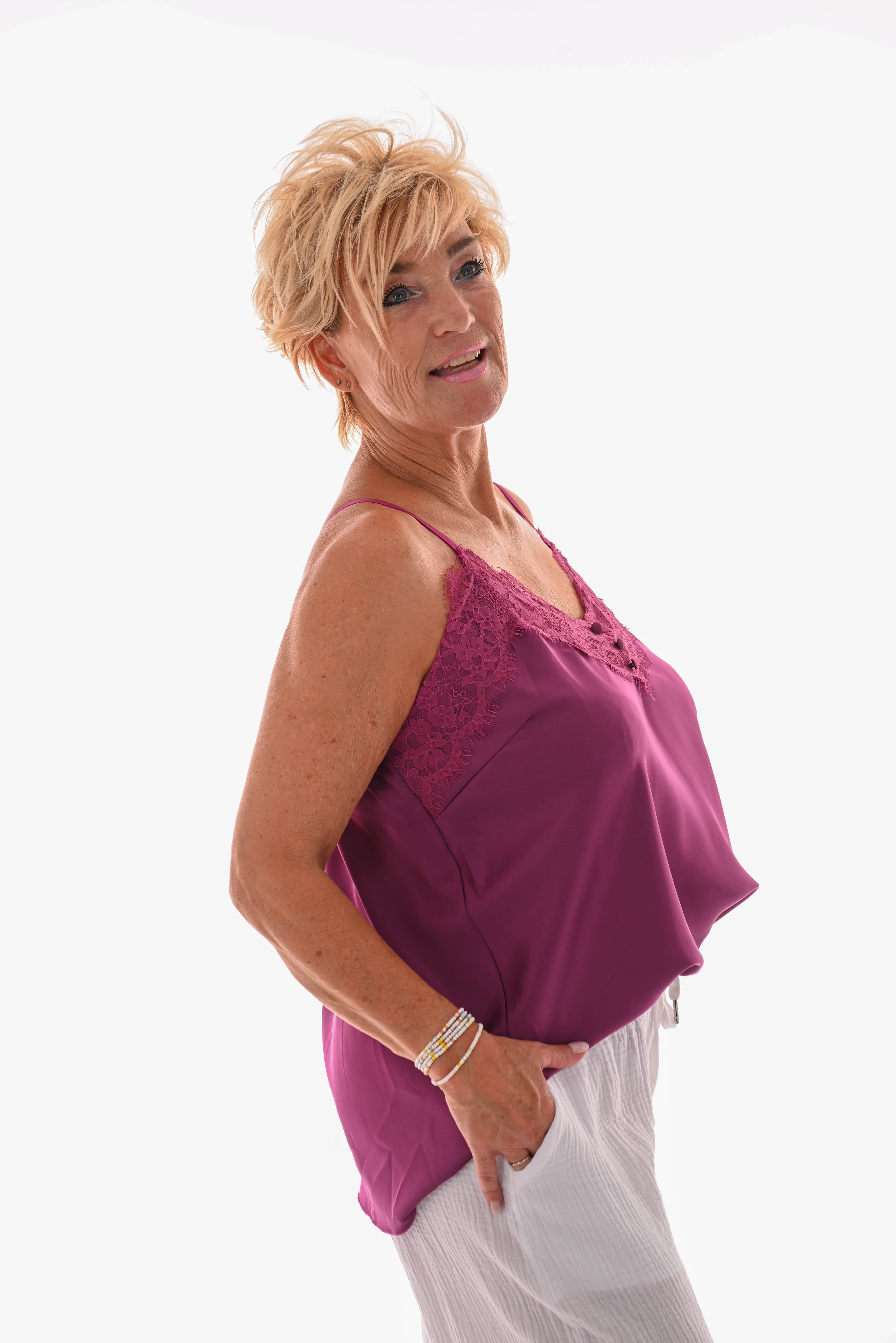 Silky hemdje kant met knoopjes magenta