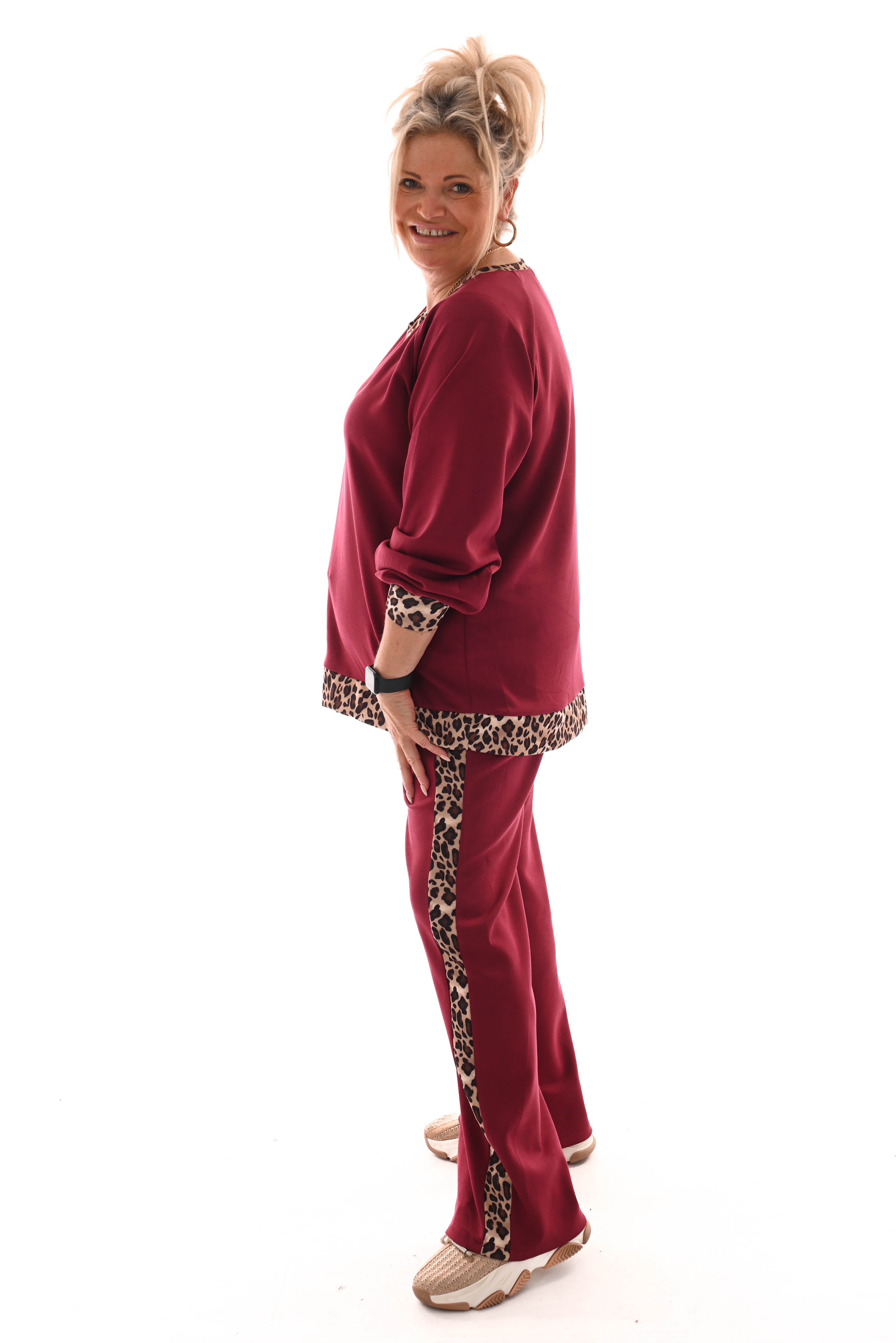 Tweedelig pak met panterbies bordeaux