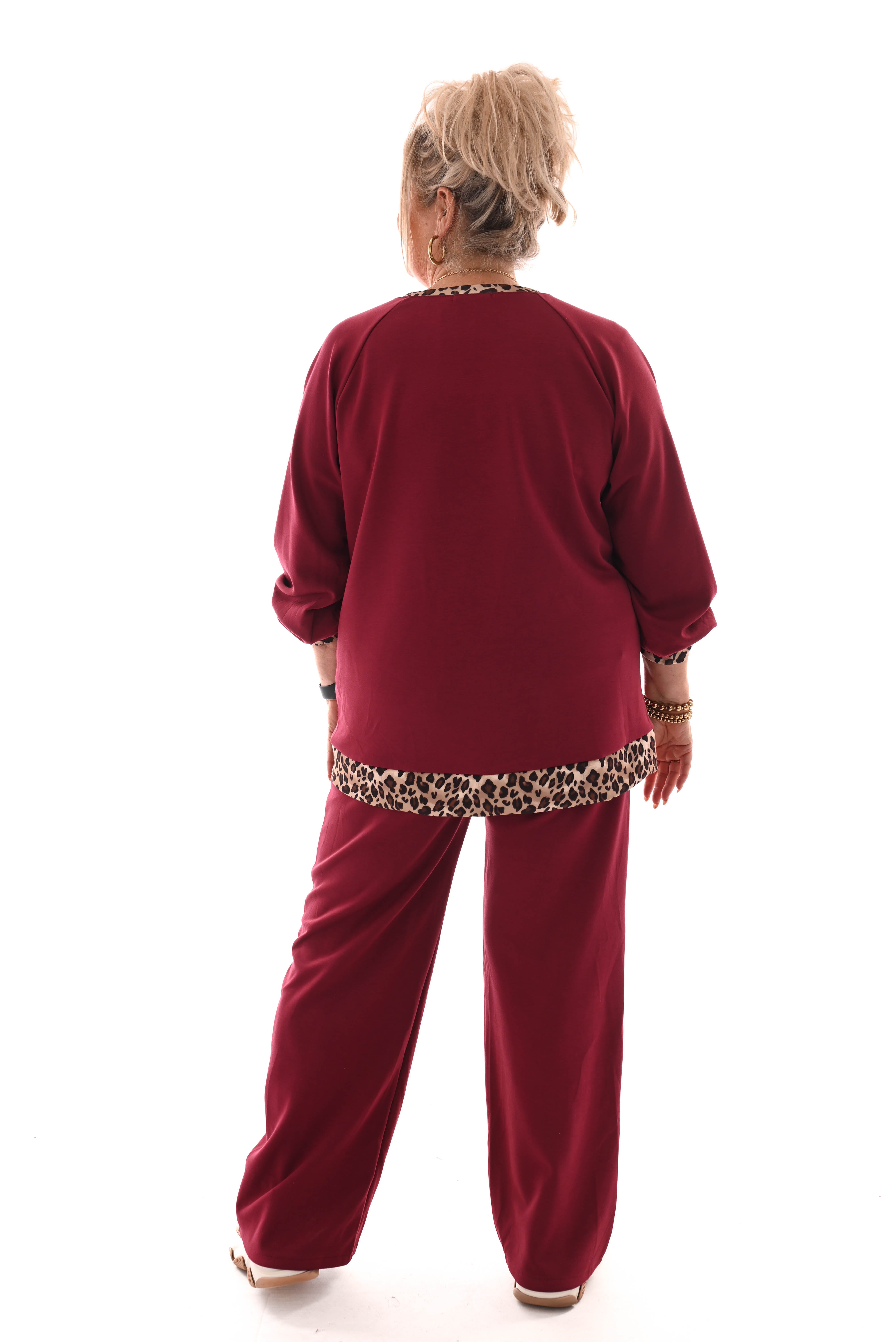 Tweedelig pak met panterbies bordeaux