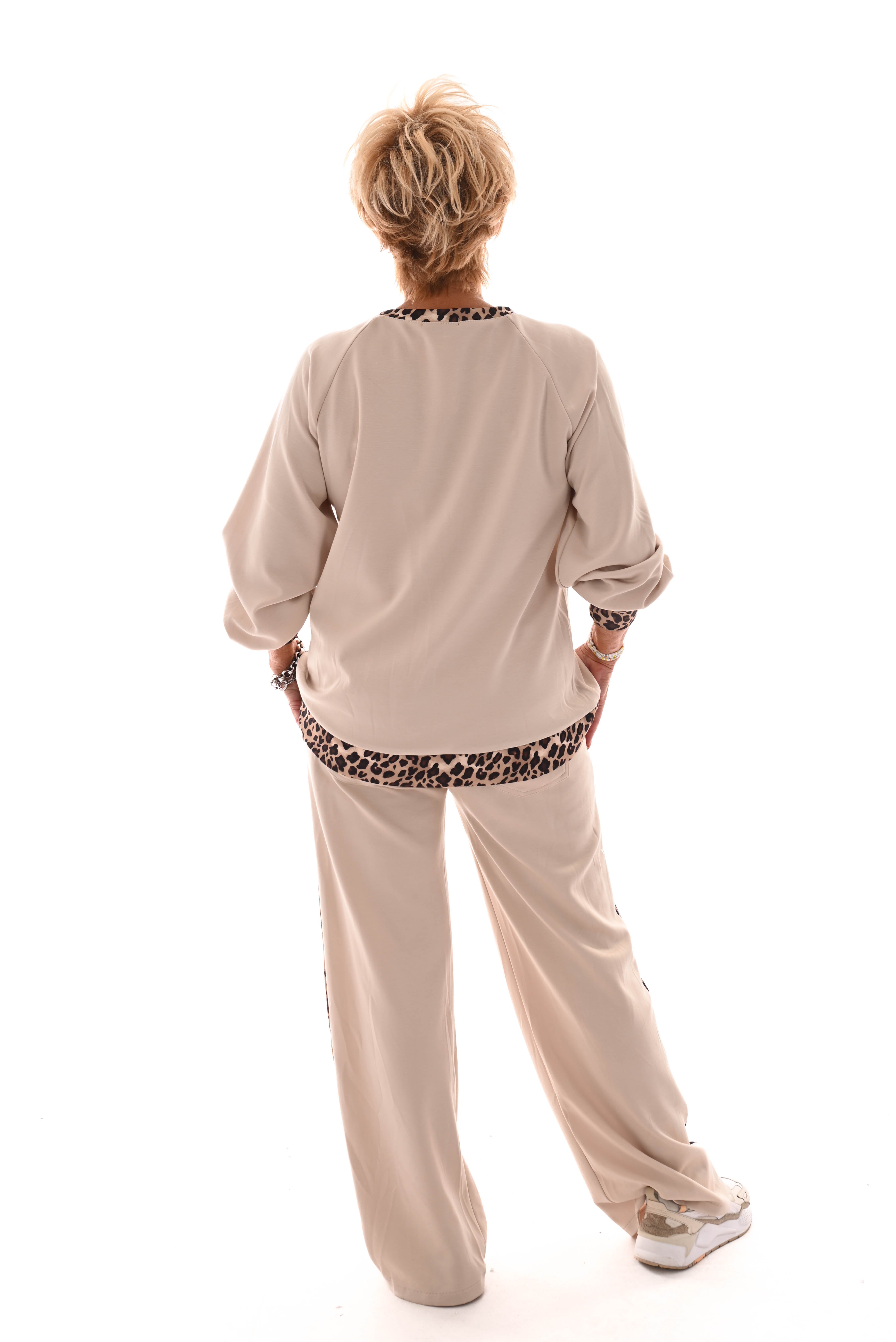 Tweedelig pak met panterbies beige