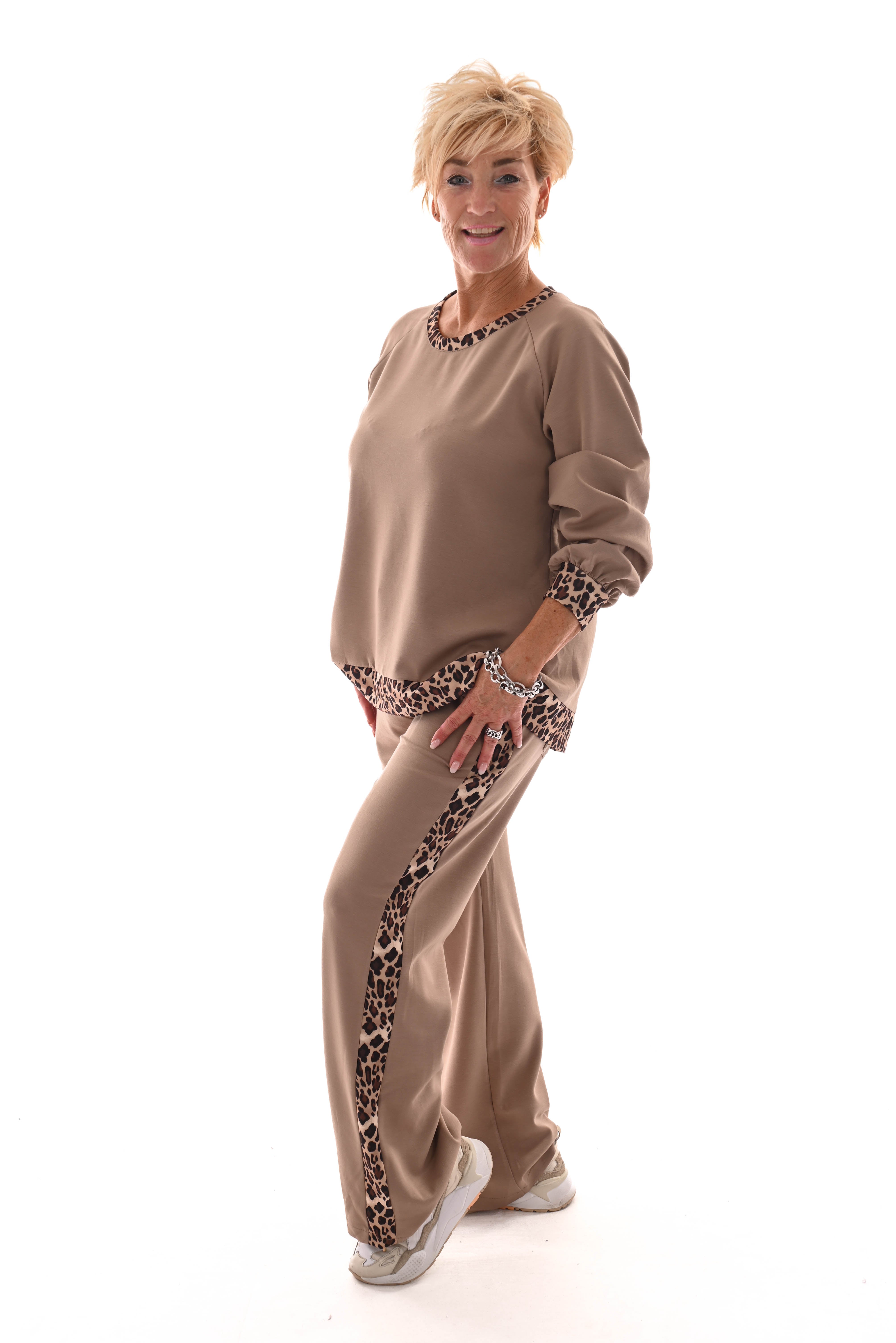 Tweedelig pak met panterbies taupe