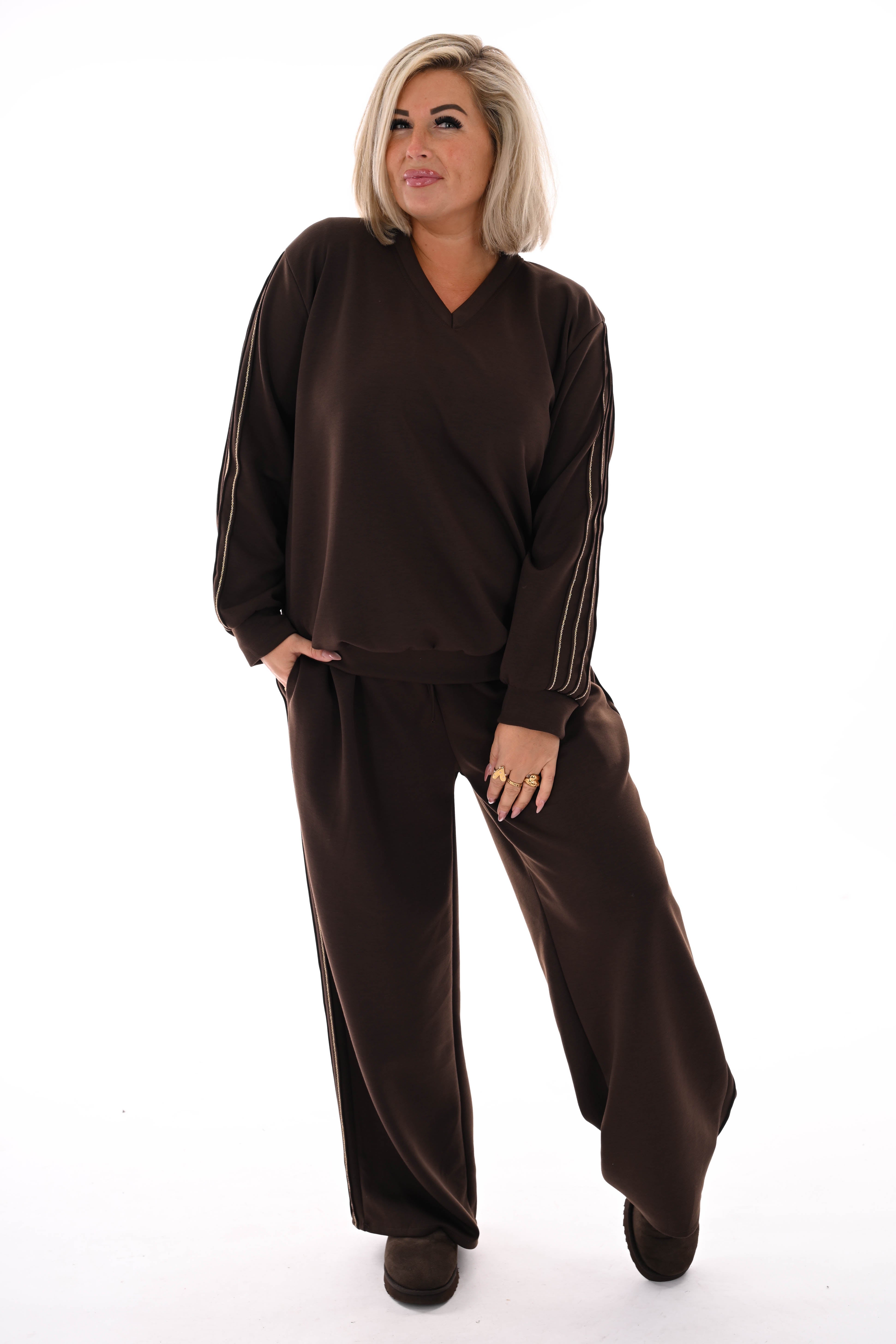 Tweedelig pak v-hals met gouden bies donkerbruin