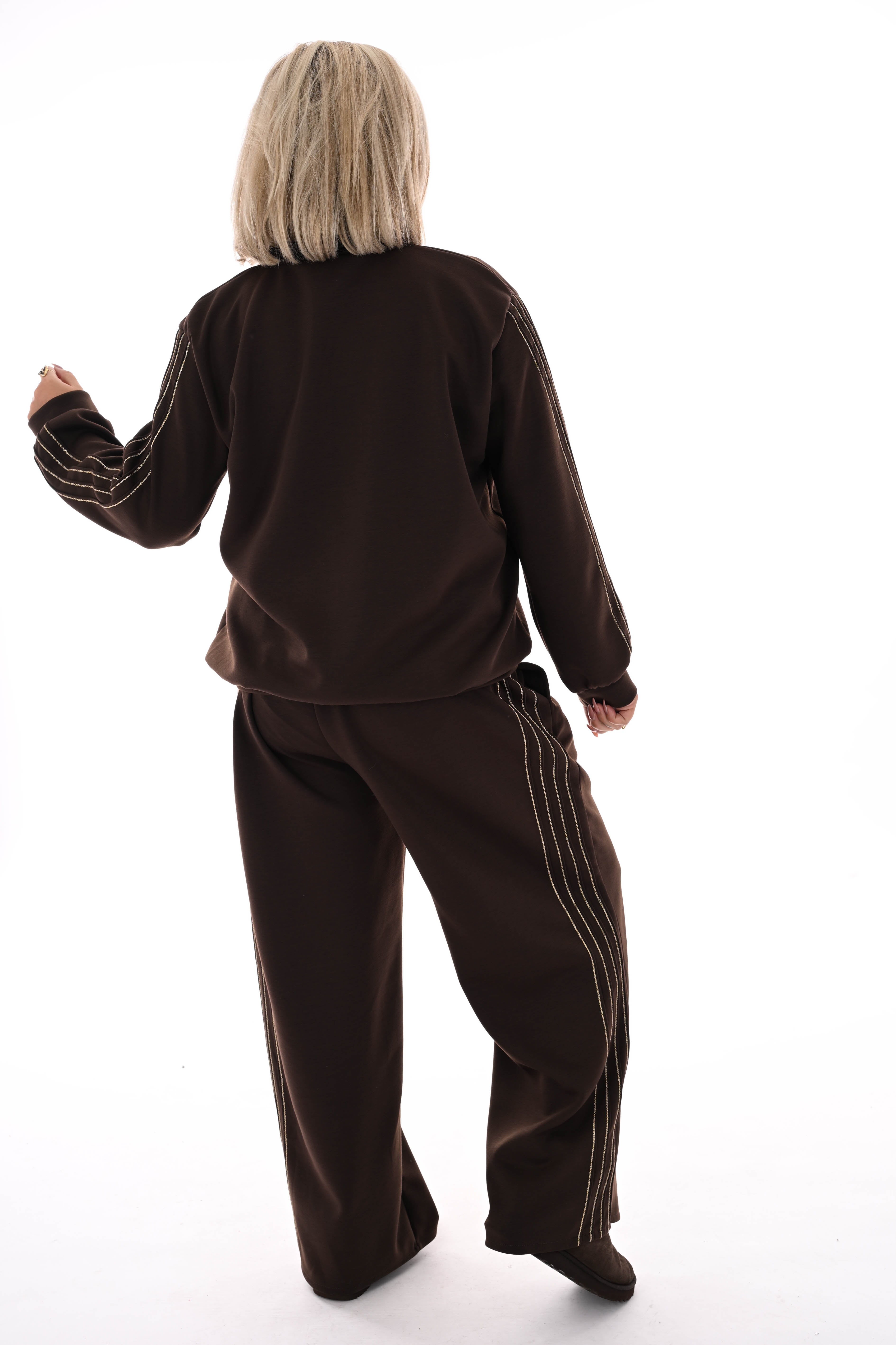 Tweedelig pak v-hals met gouden bies donkerbruin