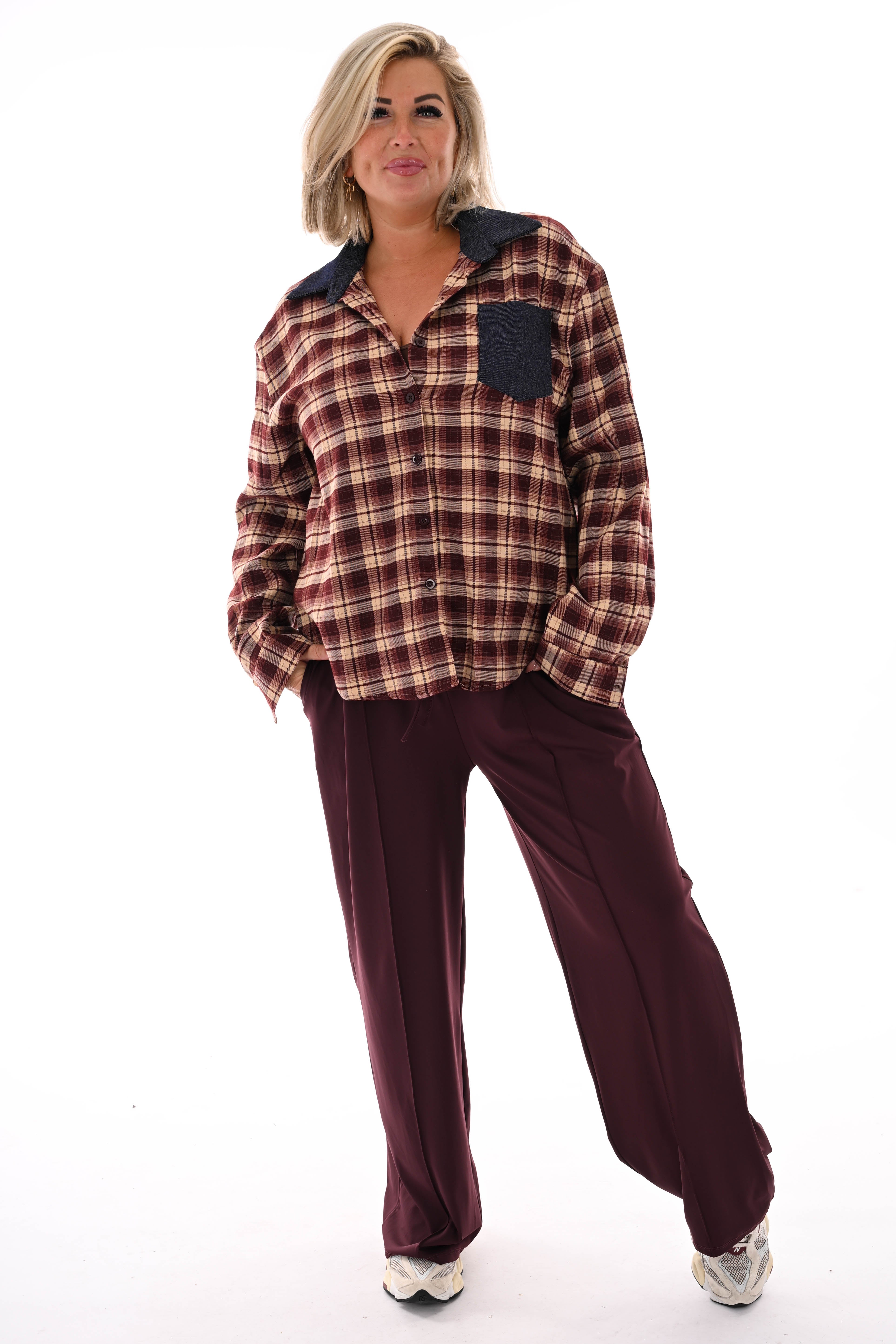 Houthakkers met jeans blouse aubergine