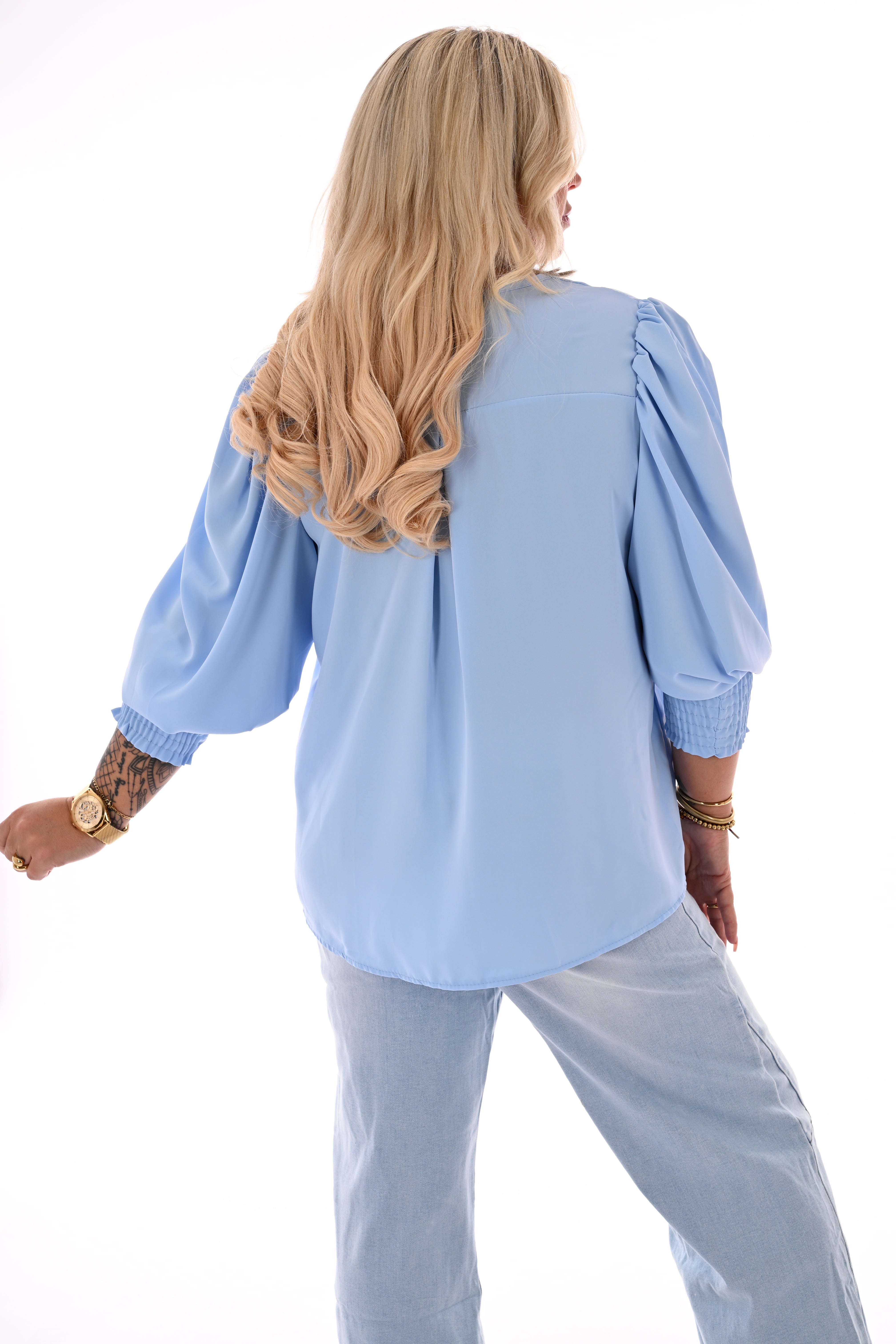 Top met v-hals en lange smockmouwen lichtblauw