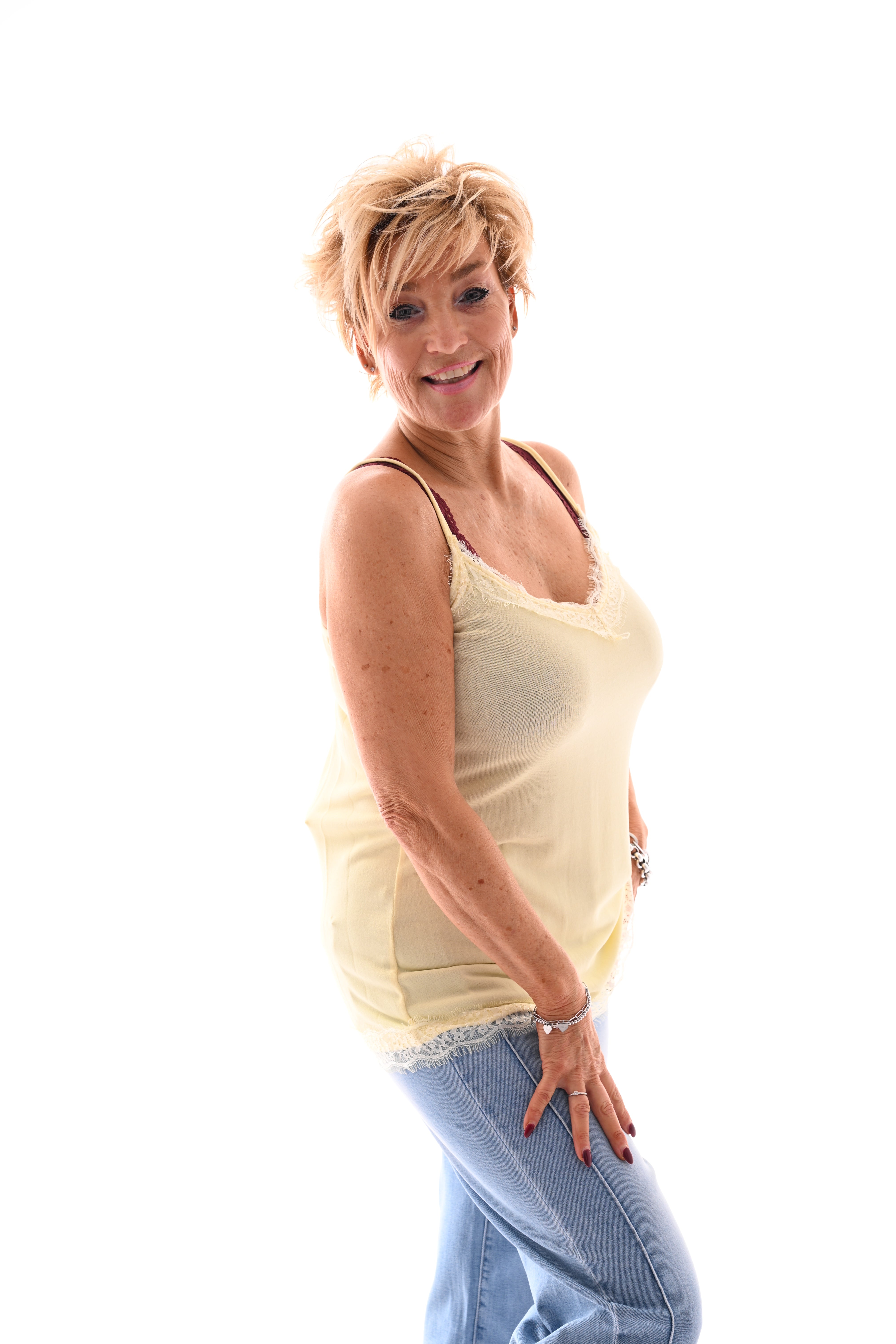 Hemdje met kanten rand lichtgeel