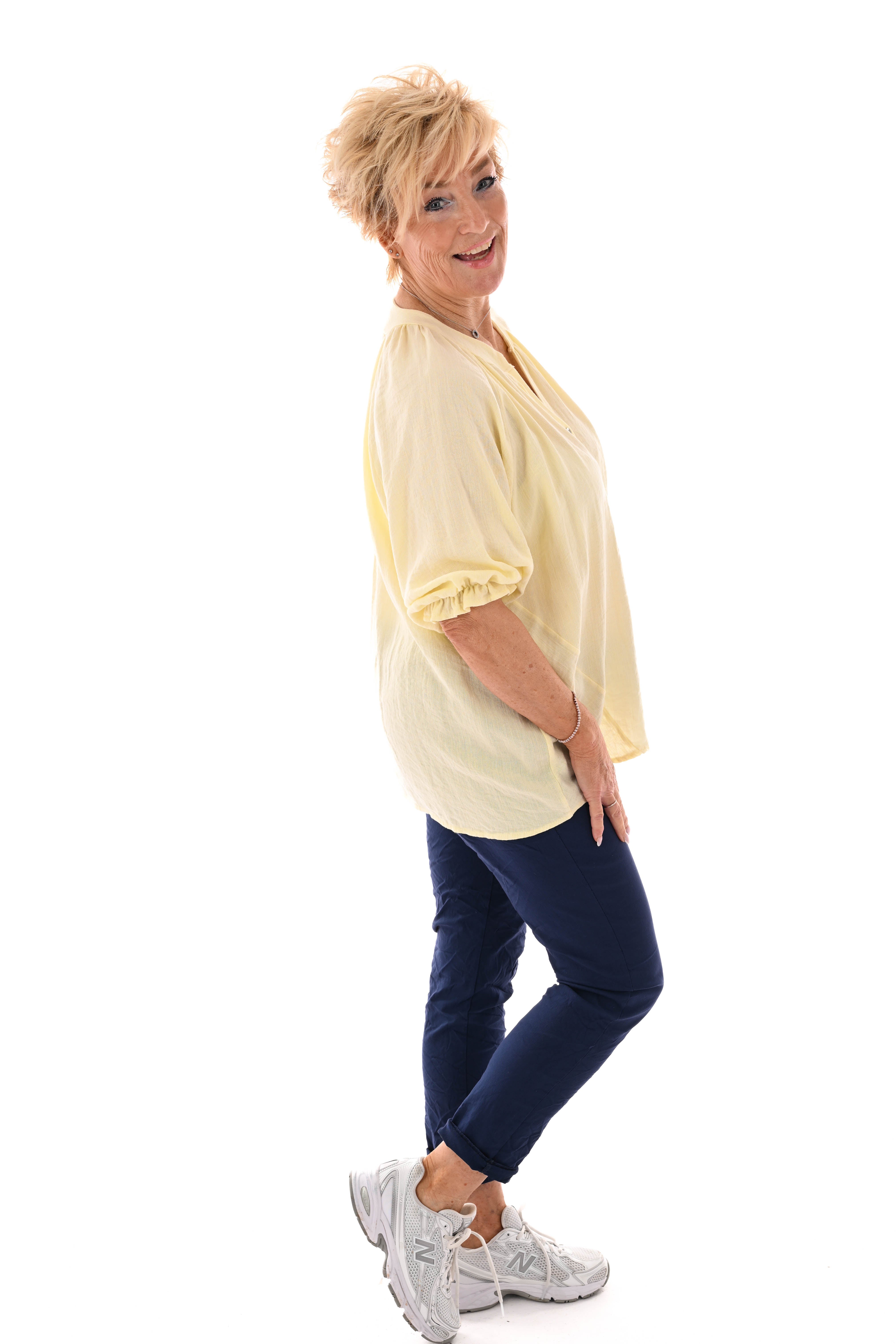 Blouse v-hals korte roezelmouwen lichtgeel