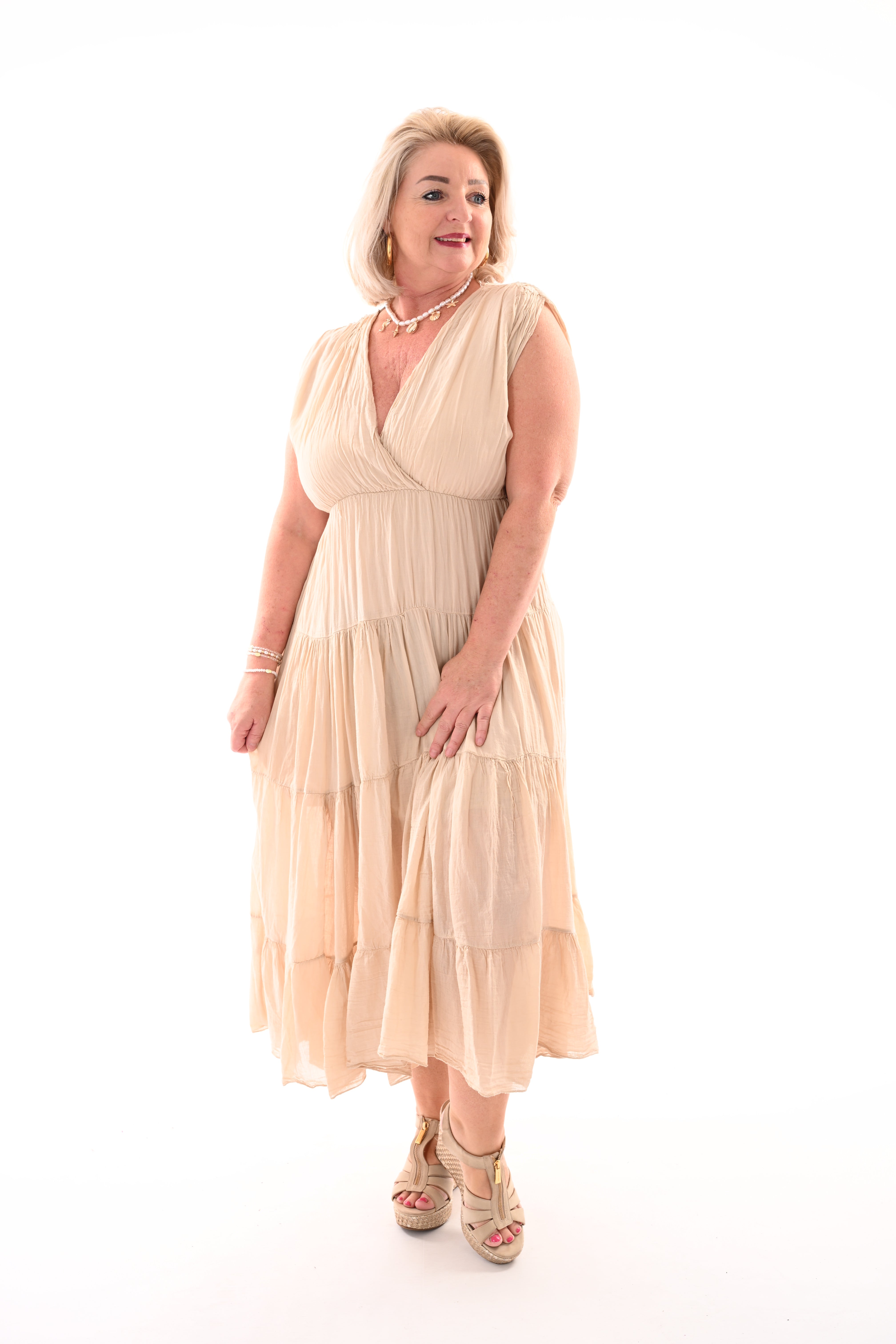 Lange jurk diepe v-hals met stroken beige