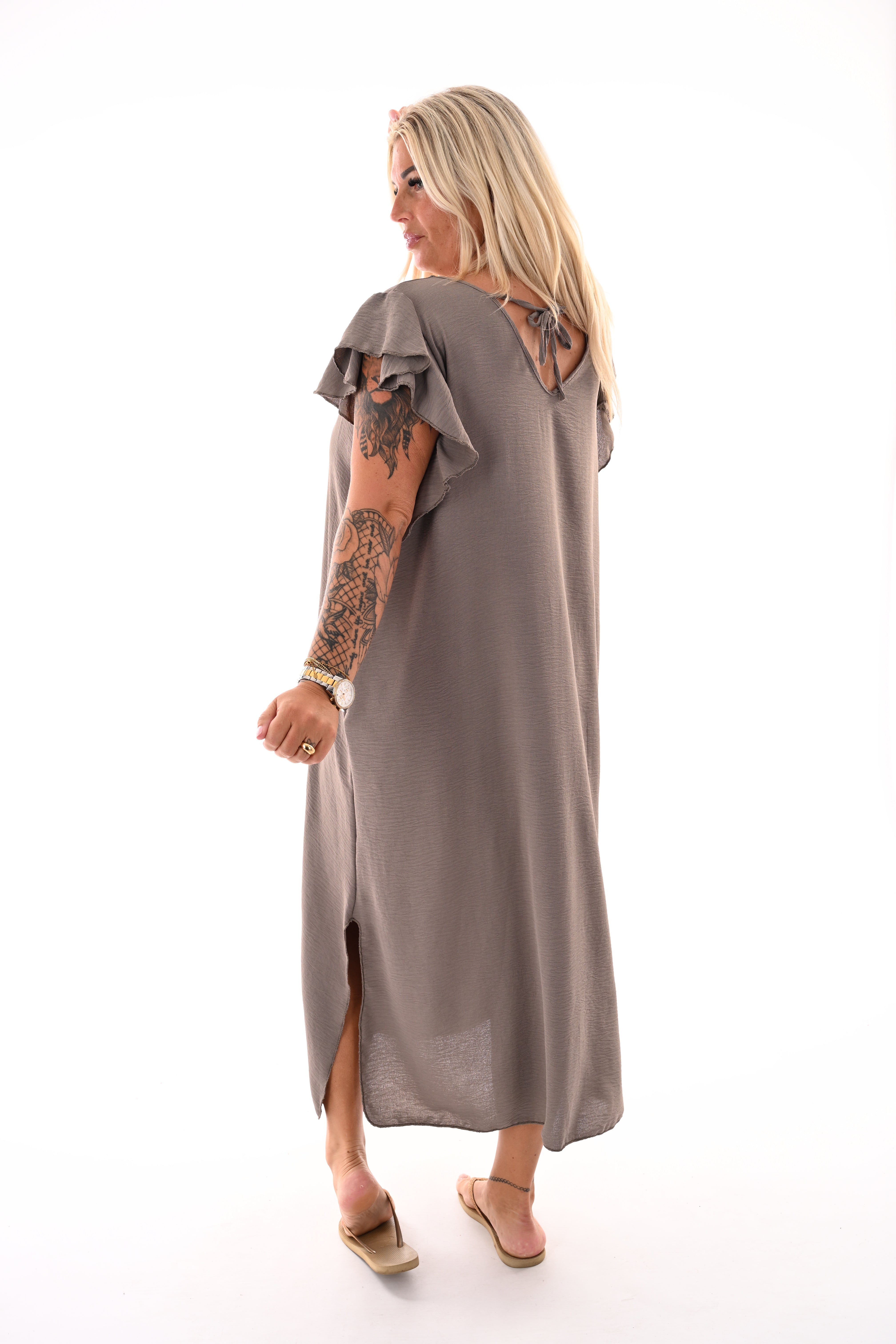 Lange jurk v-hals roezel mouwen taupe