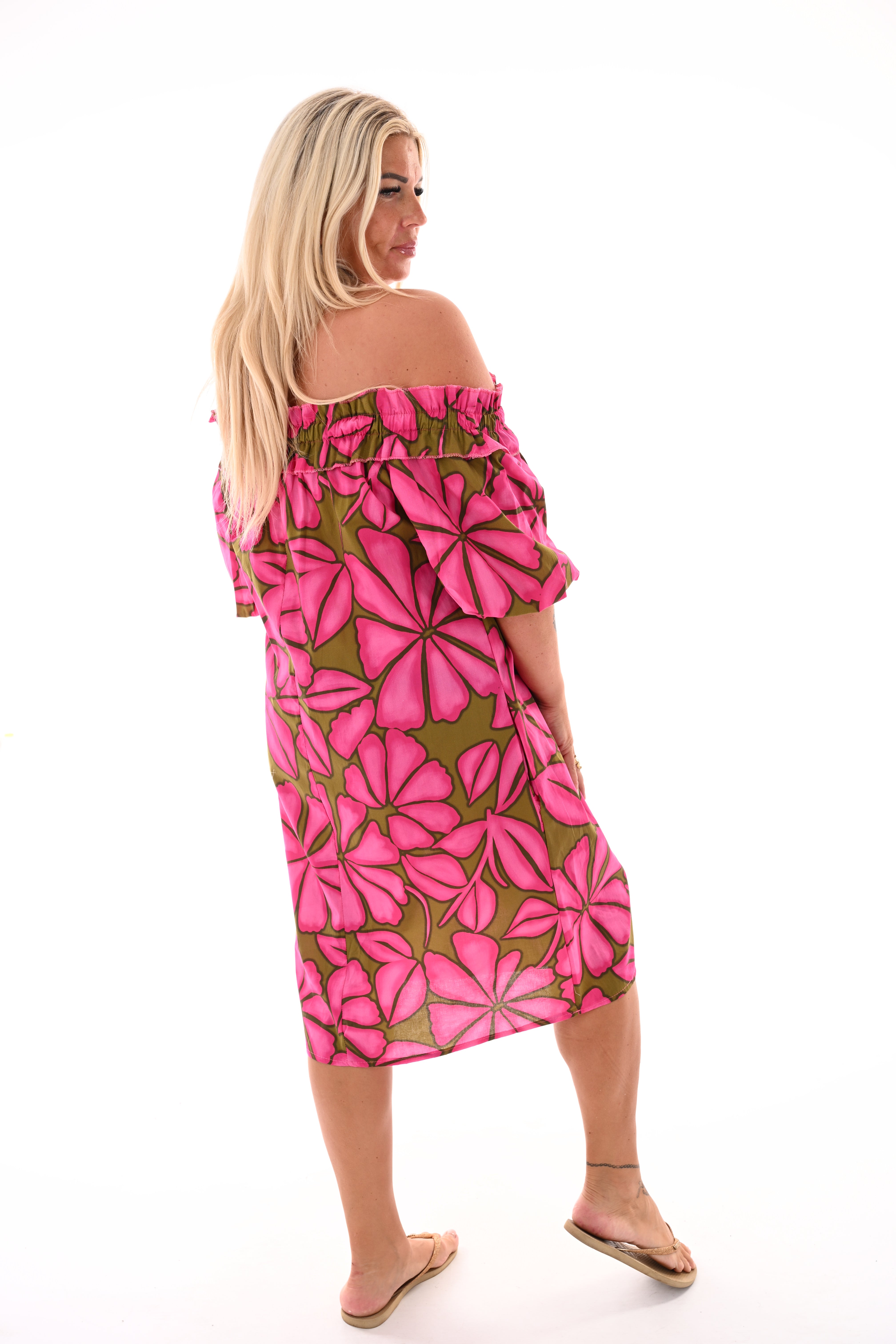 Jurk off-shoulder bladeren fuchsia/pistache