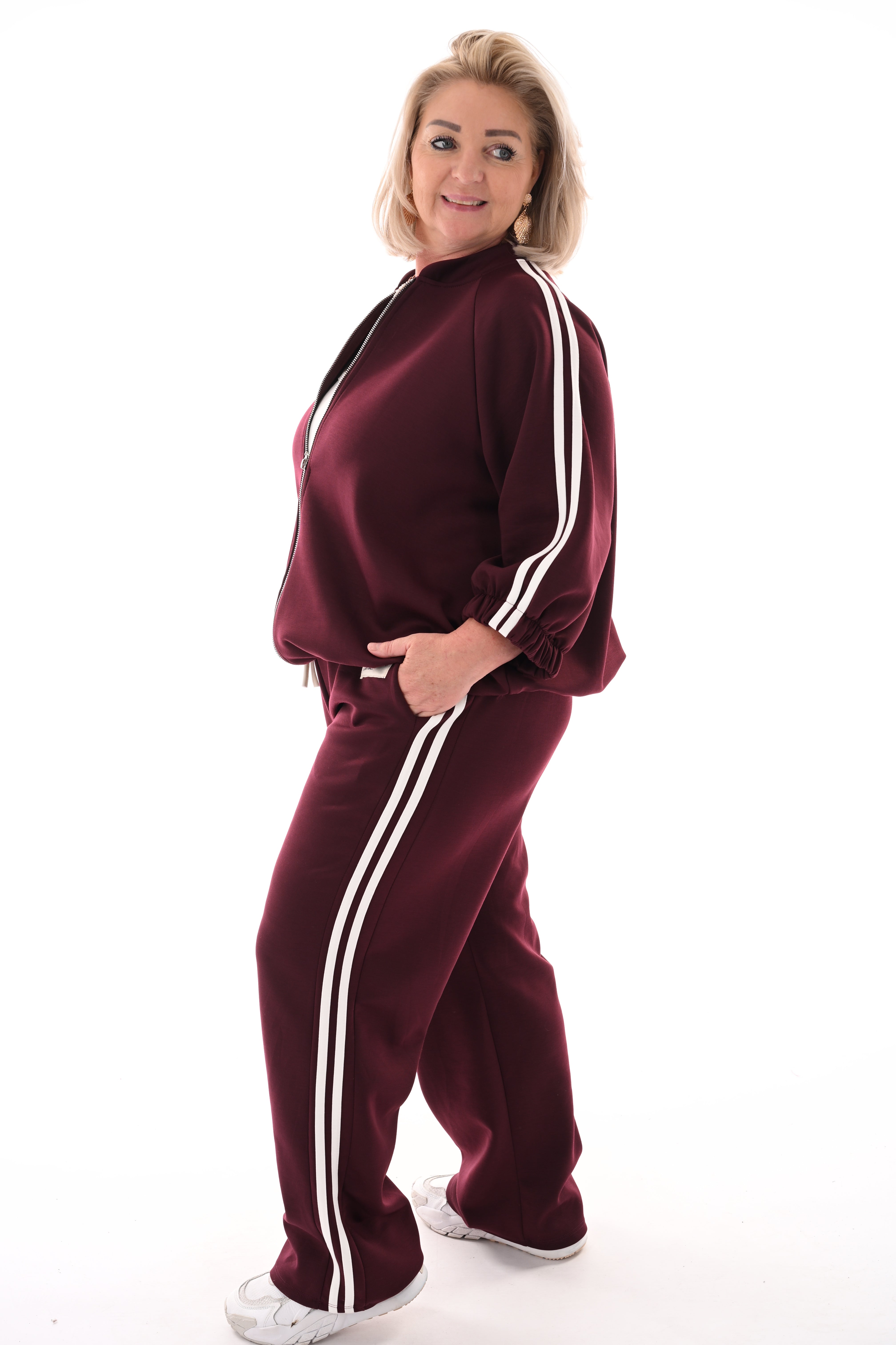 Tweedelig pak met bies bordeaux